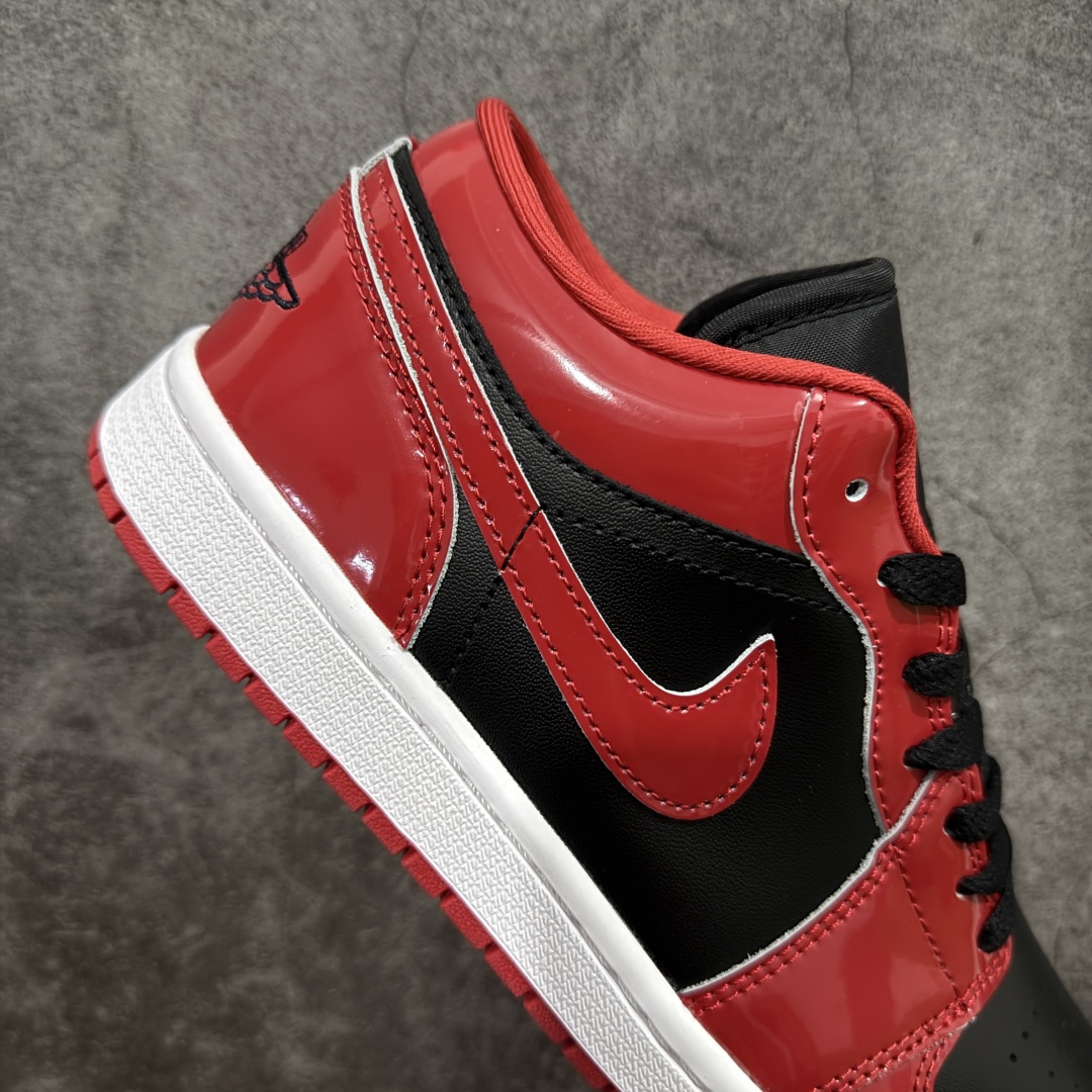 图片[7]-【DT纯原】Air Jordan Low AJ1 乔1黑红禁穿漆皮 低帮文化休闲运动板鞋 HV4089-006  市面中低帮最具代表性版本没有之一 口碑大厂出品 品控大底版型不断改良更新 全套原纸板楦头开发 确保原汁原味 完美呈现版型 完美零毛边处理 原厂内置全掌气垫 价格定位良心 平台专用代工流水线出品 一眼公司既视感 拿到手的一瞬间就与众不同 碾压市面所有版本 全部原鞋开发 每一个配色都会采购原鞋确认细节 打破市面看图做货无好货之说 尺码：35.5-46-选品中心