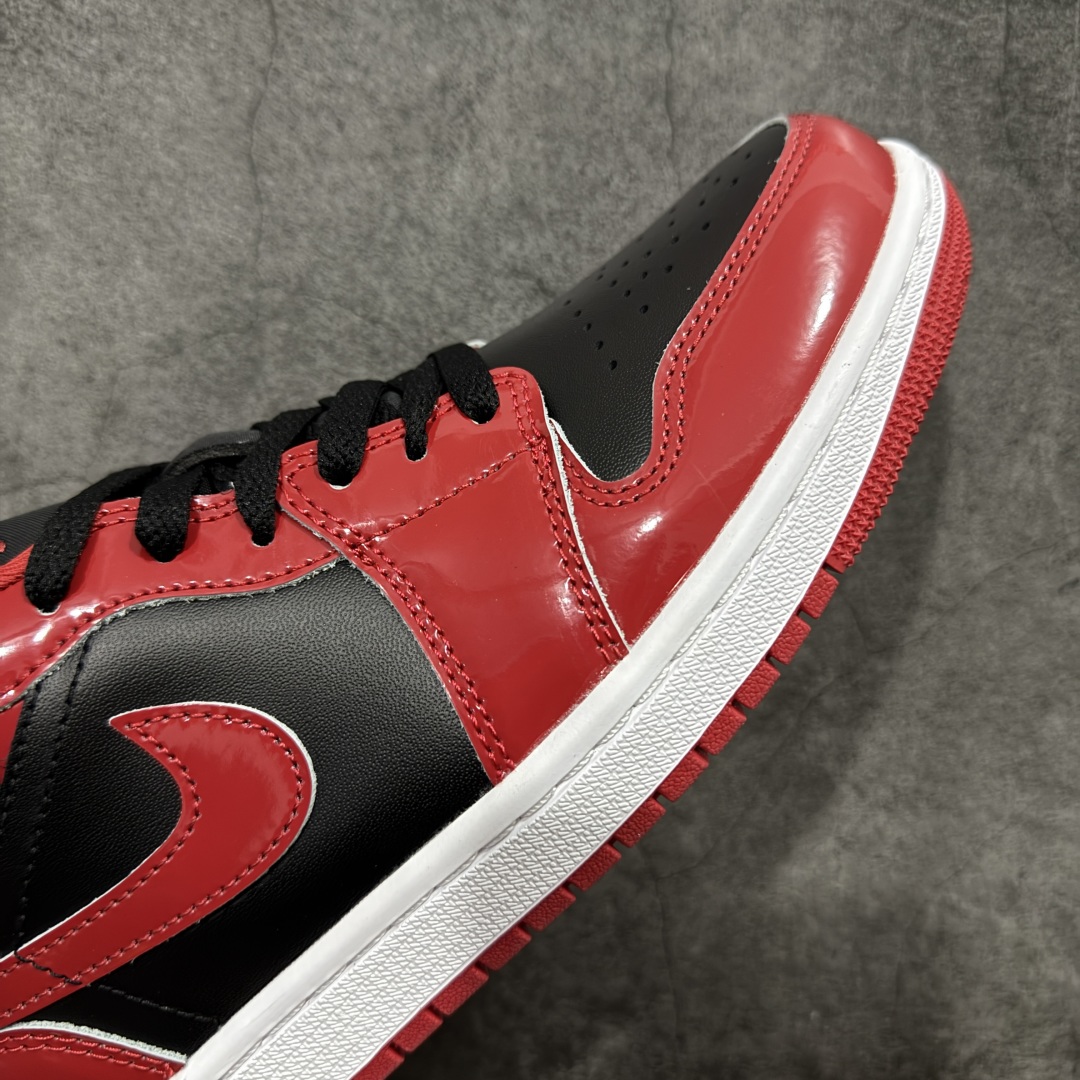 图片[6]-【DT纯原】Air Jordan Low AJ1 乔1黑红禁穿漆皮 低帮文化休闲运动板鞋 HV4089-006  市面中低帮最具代表性版本没有之一 口碑大厂出品 品控大底版型不断改良更新 全套原纸板楦头开发 确保原汁原味 完美呈现版型 完美零毛边处理 原厂内置全掌气垫 价格定位良心 平台专用代工流水线出品 一眼公司既视感 拿到手的一瞬间就与众不同 碾压市面所有版本 全部原鞋开发 每一个配色都会采购原鞋确认细节 打破市面看图做货无好货之说 尺码：35.5-46-选品中心
