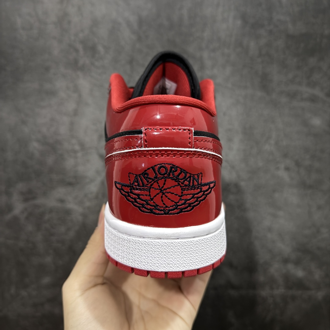 图片[4]-【DT纯原】Air Jordan Low AJ1 乔1黑红禁穿漆皮 低帮文化休闲运动板鞋 HV4089-006  市面中低帮最具代表性版本没有之一 口碑大厂出品 品控大底版型不断改良更新 全套原纸板楦头开发 确保原汁原味 完美呈现版型 完美零毛边处理 原厂内置全掌气垫 价格定位良心 平台专用代工流水线出品 一眼公司既视感 拿到手的一瞬间就与众不同 碾压市面所有版本 全部原鞋开发 每一个配色都会采购原鞋确认细节 打破市面看图做货无好货之说 尺码：35.5-46-选品中心