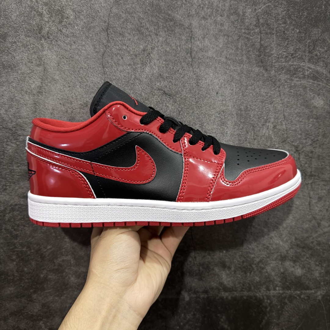 【DT纯原】Air Jordan Low AJ1 乔1黑红禁穿漆皮 低帮文化休闲运动板鞋 HV4089-006  市面中低帮最具代表性版本没有之一 口碑大厂出品 品控大底版型不断改良更新 全套原纸板楦头开发 确保原汁原味 完美呈现版型 完美零毛边处理 原厂内置全掌气垫 价格定位良心 平台专用代工流水线出品 一眼公司既视感 拿到手的一瞬间就与众不同 碾压市面所有版本 全部原鞋开发 每一个配色都会采购原鞋确认细节 打破市面看图做货无好货之说 尺码：35.5-46-选品中心