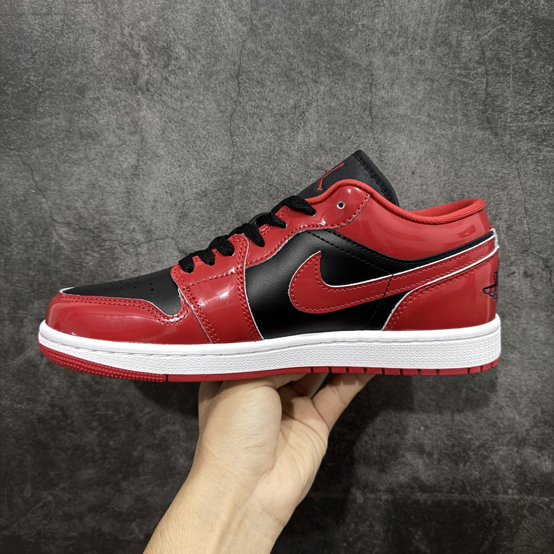 图片[2]-【DT纯原】Air Jordan Low AJ1 乔1黑红禁穿漆皮 低帮文化休闲运动板鞋 HV4089-006  市面中低帮最具代表性版本没有之一 口碑大厂出品 品控大底版型不断改良更新 全套原纸板楦头开发 确保原汁原味 完美呈现版型 完美零毛边处理 原厂内置全掌气垫 价格定位良心 平台专用代工流水线出品 一眼公司既视感 拿到手的一瞬间就与众不同 碾压市面所有版本 全部原鞋开发 每一个配色都会采购原鞋确认细节 打破市面看图做货无好货之说 尺码：35.5-46-选品中心