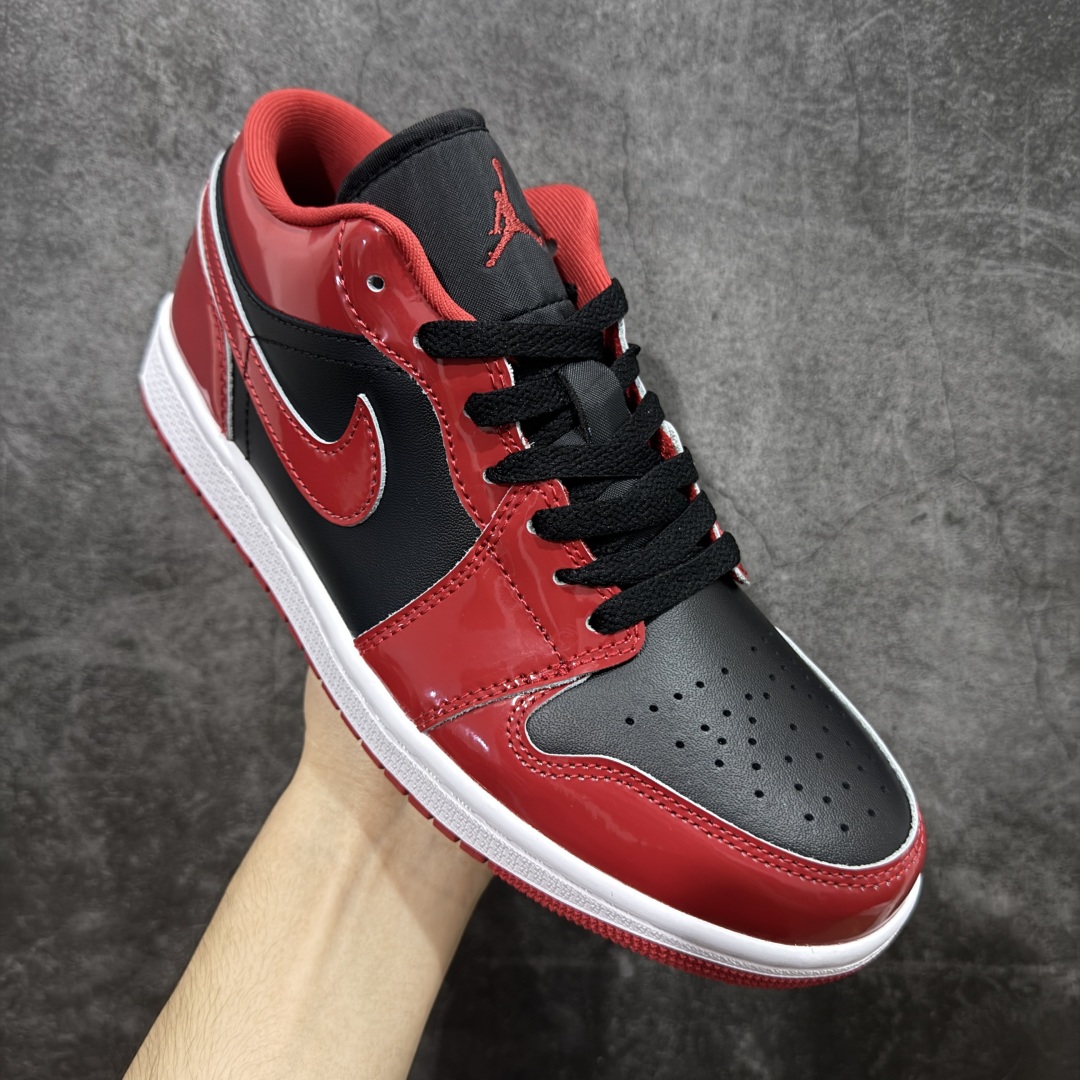 图片[3]-【DT纯原】Air Jordan Low AJ1 乔1黑红禁穿漆皮 低帮文化休闲运动板鞋 HV4089-006  市面中低帮最具代表性版本没有之一 口碑大厂出品 品控大底版型不断改良更新 全套原纸板楦头开发 确保原汁原味 完美呈现版型 完美零毛边处理 原厂内置全掌气垫 价格定位良心 平台专用代工流水线出品 一眼公司既视感 拿到手的一瞬间就与众不同 碾压市面所有版本 全部原鞋开发 每一个配色都会采购原鞋确认细节 打破市面看图做货无好货之说 尺码：35.5-46-选品中心