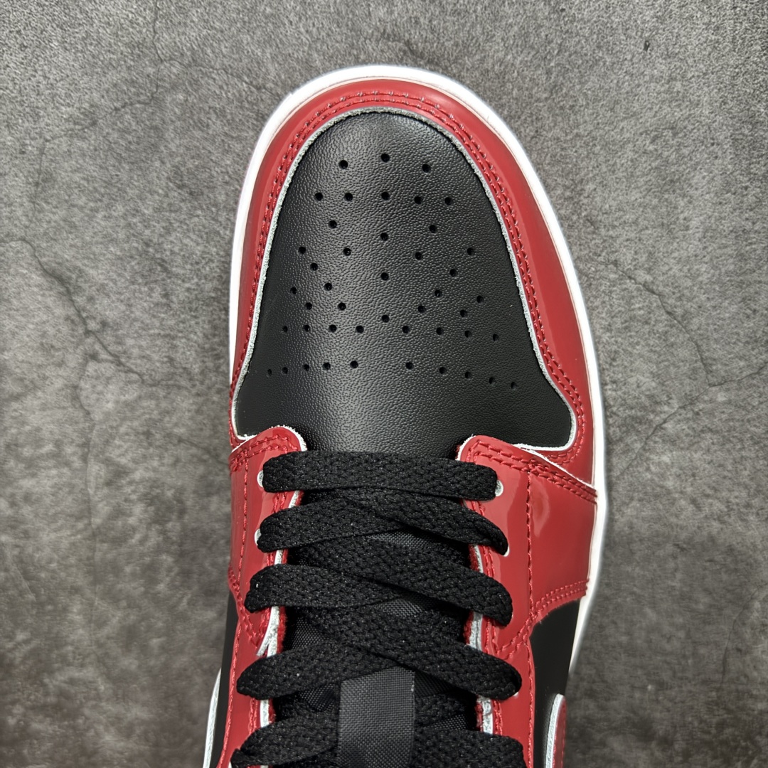 图片[5]-【DT纯原】Air Jordan Low AJ1 乔1黑红禁穿漆皮 低帮文化休闲运动板鞋 HV4089-006  市面中低帮最具代表性版本没有之一 口碑大厂出品 品控大底版型不断改良更新 全套原纸板楦头开发 确保原汁原味 完美呈现版型 完美零毛边处理 原厂内置全掌气垫 价格定位良心 平台专用代工流水线出品 一眼公司既视感 拿到手的一瞬间就与众不同 碾压市面所有版本 全部原鞋开发 每一个配色都会采购原鞋确认细节 打破市面看图做货无好货之说 尺码：35.5-46-选品中心
