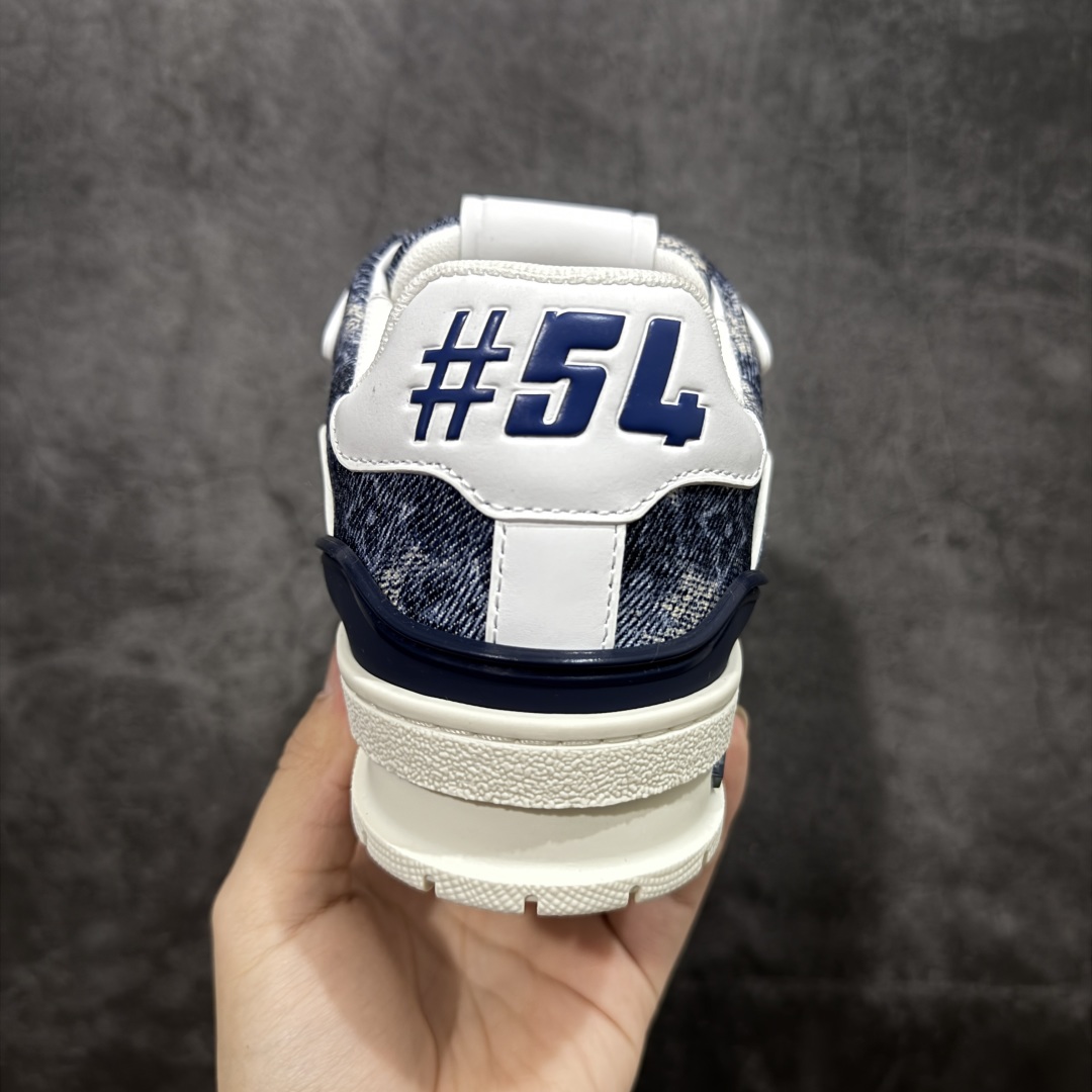 图片[4]-【广东纯原版本】Louis Vuitton Trainer lv时装走秀运动鞋 完美鞋型超高的清洁度 零毛边线头瑕疵 全套原楦原纸版原鞋开模 全网最具灵魂的版型 正确原装黄色鞋盒 正确中底印花 鞋面印花3D高频深度立体 全鞋电脑针车 紧密相连 针距密度一致 环保乳胶注塑鞋垫 厚度脚感还原原版 皮面裁剪部位 统一油边封口工艺 原装橡胶大底含胶量大底组合零偏差 专柜全套包装 防尘袋 说明书 质保卡 男女鞋 尺码：35-46-选品中心