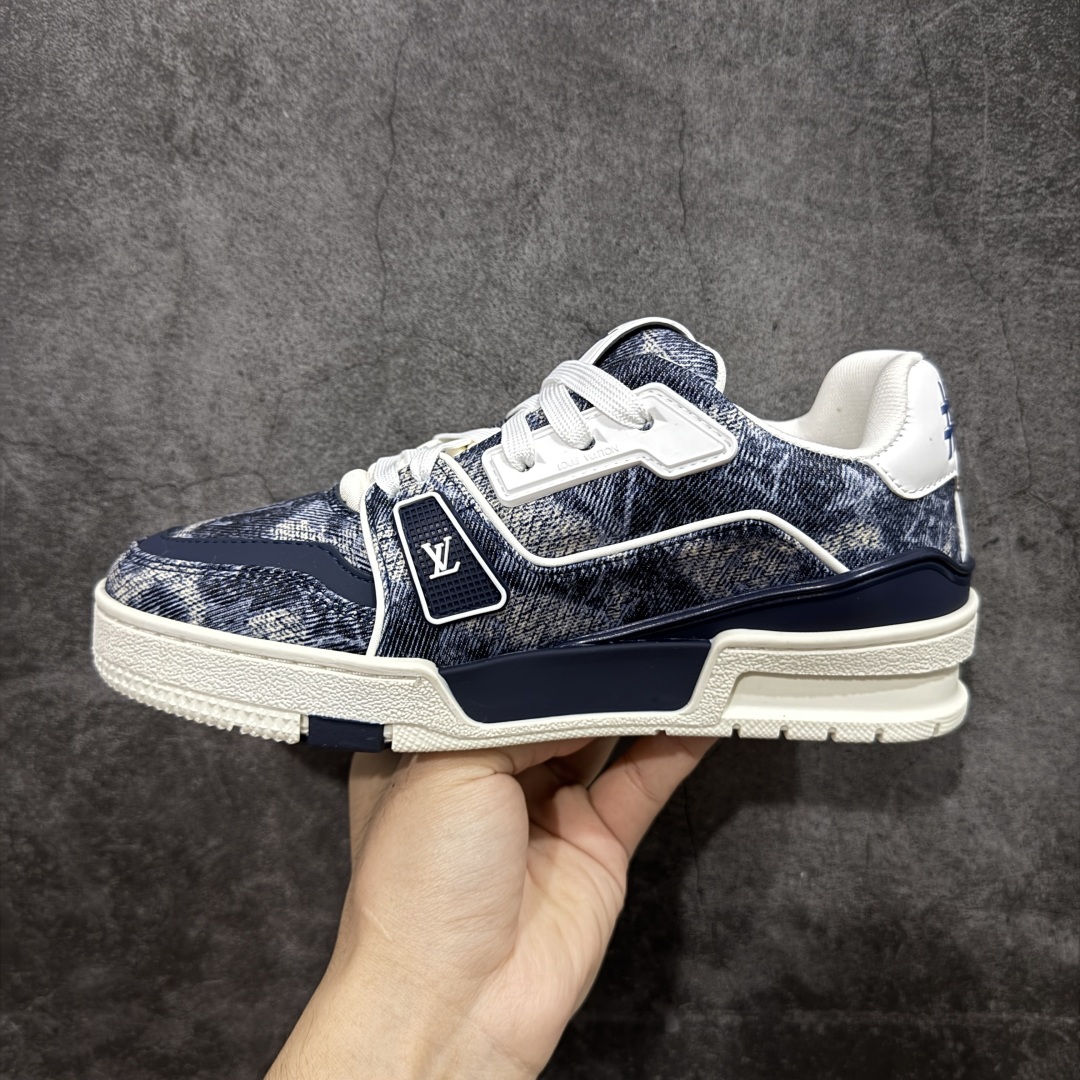 图片[2]-【广东纯原版本】Louis Vuitton Trainer lv时装走秀运动鞋 完美鞋型超高的清洁度 零毛边线头瑕疵 全套原楦原纸版原鞋开模 全网最具灵魂的版型 正确原装黄色鞋盒 正确中底印花 鞋面印花3D高频深度立体 全鞋电脑针车 紧密相连 针距密度一致 环保乳胶注塑鞋垫 厚度脚感还原原版 皮面裁剪部位 统一油边封口工艺 原装橡胶大底含胶量大底组合零偏差 专柜全套包装 防尘袋 说明书 质保卡 男女鞋 尺码：35-46-选品中心