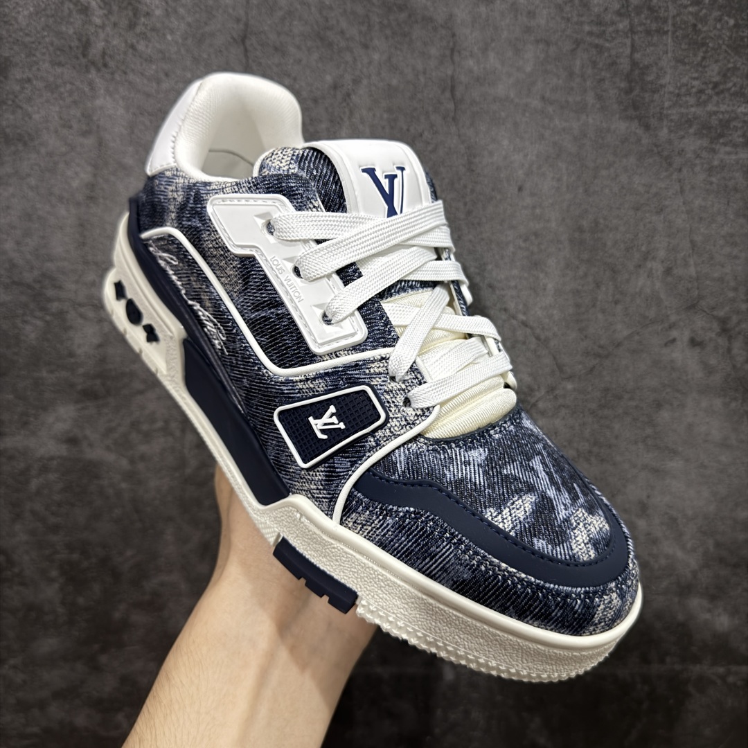 图片[3]-【广东纯原版本】Louis Vuitton Trainer lv时装走秀运动鞋 完美鞋型超高的清洁度 零毛边线头瑕疵 全套原楦原纸版原鞋开模 全网最具灵魂的版型 正确原装黄色鞋盒 正确中底印花 鞋面印花3D高频深度立体 全鞋电脑针车 紧密相连 针距密度一致 环保乳胶注塑鞋垫 厚度脚感还原原版 皮面裁剪部位 统一油边封口工艺 原装橡胶大底含胶量大底组合零偏差 专柜全套包装 防尘袋 说明书 质保卡 男女鞋 尺码：35-46-选品中心