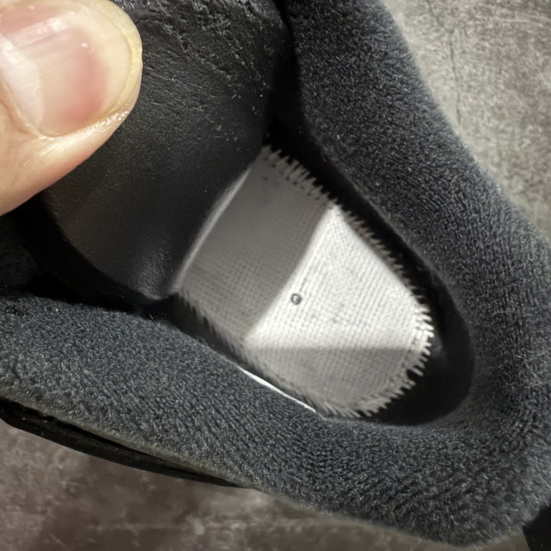 图片[9]-【kz纯原版】Air Jordan 4 Retro AJ4 乔4黑猫2.0复刻版 FV5029-010 全新升级改良 顶级原厂麂皮绒感到位 原鞋原楦原纸板同源开发 完美呈现乔4的版型 内侧正确双色网格 还原细节 原厂皮料 正确气垫颜色 正确网格工艺 正确拉帮工艺 全鞋原装材料制作 原档案原模具打造 支持全方位与正品对比 尺码：36-48.5-选品中心