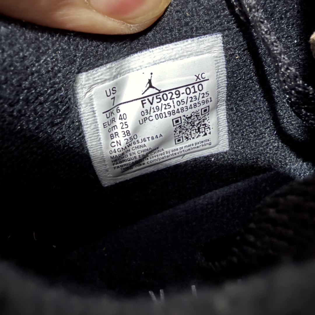 图片[8]-【kz纯原版】Air Jordan 4 Retro AJ4 乔4黑猫2.0复刻版 FV5029-010 全新升级改良 顶级原厂麂皮绒感到位 原鞋原楦原纸板同源开发 完美呈现乔4的版型 内侧正确双色网格 还原细节 原厂皮料 正确气垫颜色 正确网格工艺 正确拉帮工艺 全鞋原装材料制作 原档案原模具打造 支持全方位与正品对比 尺码：36-48.5-选品中心