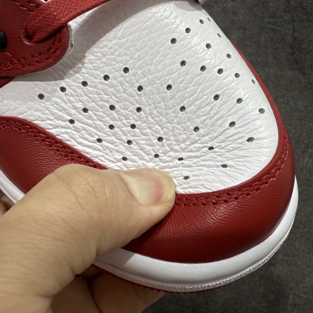 图片[5]-【GX版本】Travis Scott x Air Jordan AJ1 Low OG SP TS联名倒钩低帮 DM7866-101 知名大厂出品 纯原第一梯队版本 产品品控稳定性领先行业 各方面均可对飙市面通货版 SZ原厂全套原楦原纸板冲刀磨具开发 原厂皮料加持 原厂港宝加持定型后跟R度完美 同源原厂电绣 鬼脸飞翼针数密度立体效果一致 百分百一致原鞋 原厂拉帮工艺 针距密度一致 后跟弧度收口自然不对折 极致一眼正品既视感 进口玻璃冲刀皮料裁剪零毛边 全鞋电脑针车工艺 品控清洁度最高QC检验标准 免检产品 原厂订购鞋盒、鞋标、防尘纸、鞋撑、鞋带 追求极致的原厂味道！ 尺码：36-48.5-选品中心