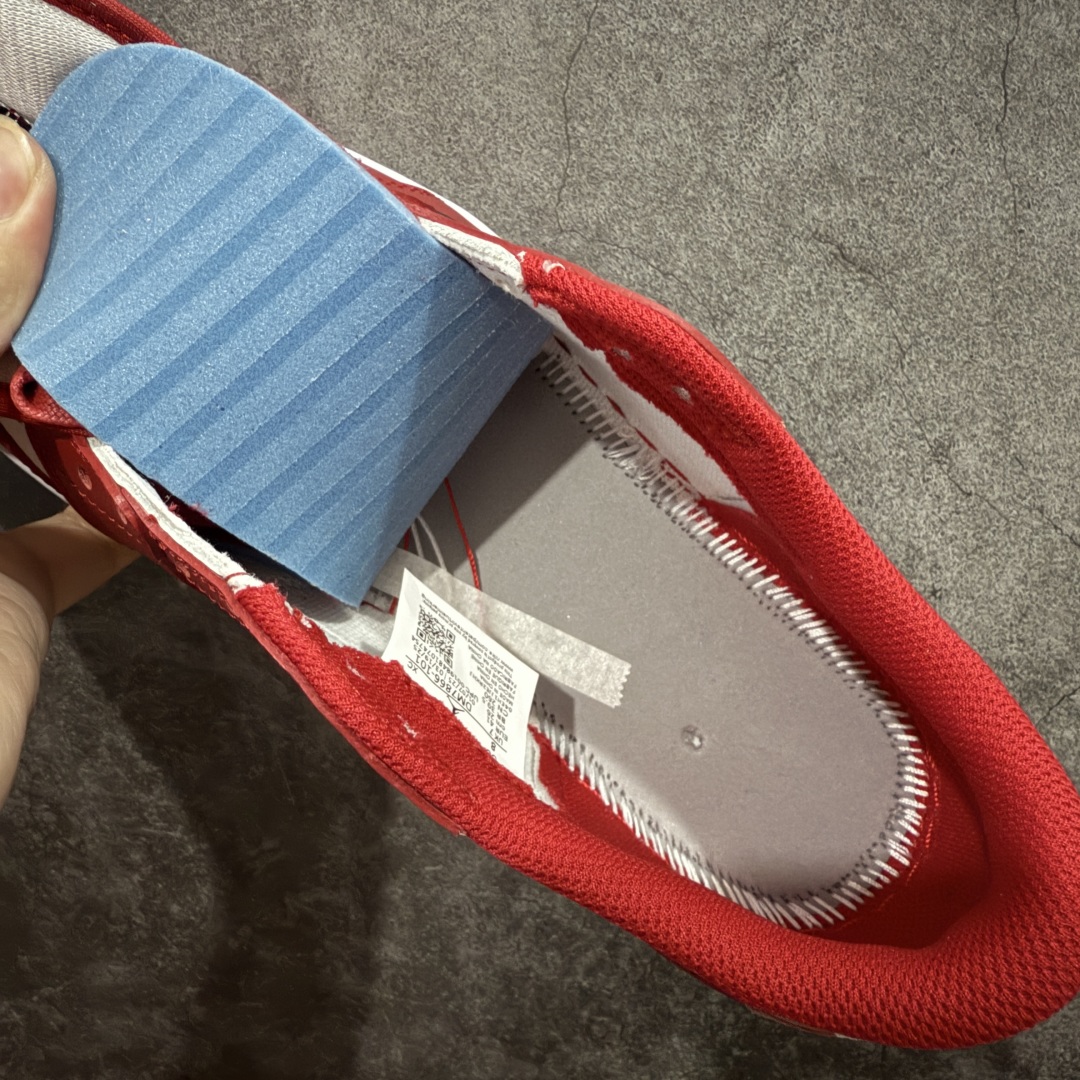 图片[9]-【GX版本】Travis Scott x Air Jordan AJ1 Low OG SP TS联名倒钩低帮 DM7866-101 知名大厂出品 纯原第一梯队版本 产品品控稳定性领先行业 各方面均可对飙市面通货版 SZ原厂全套原楦原纸板冲刀磨具开发 原厂皮料加持 原厂港宝加持定型后跟R度完美 同源原厂电绣 鬼脸飞翼针数密度立体效果一致 百分百一致原鞋 原厂拉帮工艺 针距密度一致 后跟弧度收口自然不对折 极致一眼正品既视感 进口玻璃冲刀皮料裁剪零毛边 全鞋电脑针车工艺 品控清洁度最高QC检验标准 免检产品 原厂订购鞋盒、鞋标、防尘纸、鞋撑、鞋带 追求极致的原厂味道！ 尺码：36-48.5-选品中心