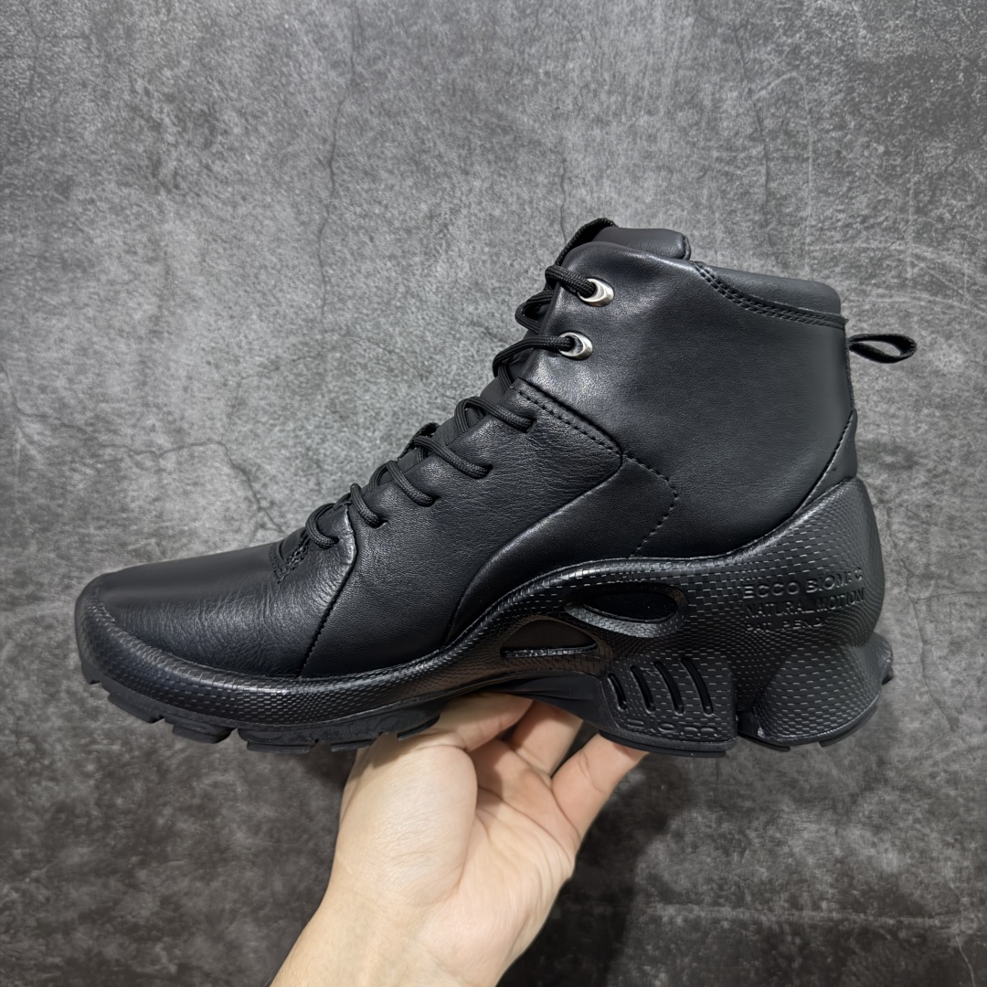 图片[2]-【广东纯原】Ecco爱步 Biom C 牛皮 轻盈舒适及踝高帮户外靴 ECCO以三大核心特征为依托：北欧设计风格、鞋履制作、积极的生活方式。北欧设计风格：北欧设计特点是独特、有格调、实用和简约，并且品质优良。鞋履制作：ECCO钟爱鞋履制作以及一切与鞋履制作相关的事物。积极的生活方式：ECCO的创始人希望制作出的鞋履无需磨合，即可完美贴合脚型，帮助人们享受行走的乐趣。ECCO的成功源自其产品质量和创新的技术水平，恪守“鞋遵循双足”的设计理念，将的舒适度和风格融为一体。ECCO跑遍全世界寻找创新的原料。从制革制鞋一体化的设置，源头上控制皮革质量，确保对人体无害。 尺码：38 39 40 41 42 43 44 （皮鞋码）-选品中心