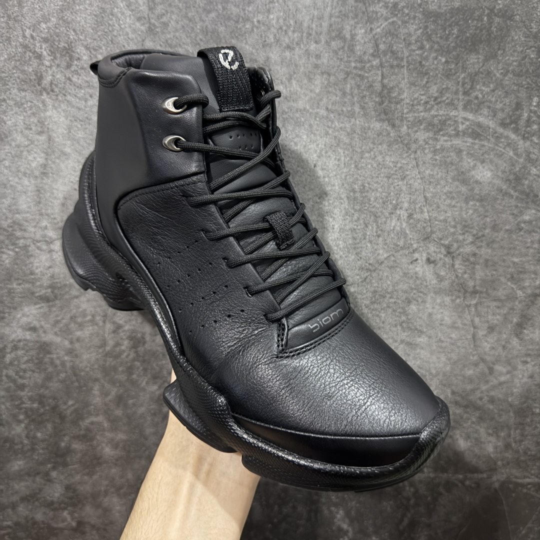 图片[3]-【广东纯原】Ecco爱步 Biom C 牛皮 轻盈舒适及踝高帮户外靴 ECCO以三大核心特征为依托：北欧设计风格、鞋履制作、积极的生活方式。北欧设计风格：北欧设计特点是独特、有格调、实用和简约，并且品质优良。鞋履制作：ECCO钟爱鞋履制作以及一切与鞋履制作相关的事物。积极的生活方式：ECCO的创始人希望制作出的鞋履无需磨合，即可完美贴合脚型，帮助人们享受行走的乐趣。ECCO的成功源自其产品质量和创新的技术水平，恪守“鞋遵循双足”的设计理念，将的舒适度和风格融为一体。ECCO跑遍全世界寻找创新的原料。从制革制鞋一体化的设置，源头上控制皮革质量，确保对人体无害。 尺码：38 39 40 41 42 43 44 （皮鞋码）-选品中心