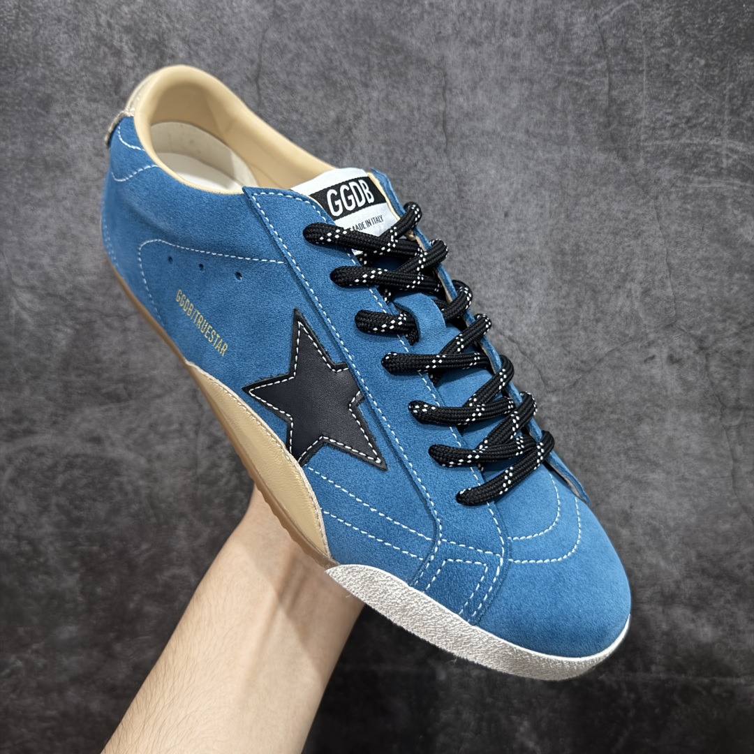 图片[3]-【莞产纯原版】Golden Goose True Star 25s最新款 易烊千玺 萱美 王一博 朱亚文同款鞋 小红书爆款鞋 采用进口牛皮羊皮内里 舒适感爆满 ✅ Golden Goose True Star「为叛逆而生」的鞋履，其价值不仅在于材质与工艺，更在于对主流审美规则的颠覆。它适合那些追求「非标准化时尚」、愿意为独特性支付溢价的消费者，尤其在潮流易逝的当下，其手工做旧设计反而赋予产品「反潮流」的永恒感。然而，对于务实型消费者而言，高昂的价格、小众的风格以及相对复杂的护理需求（如避免接触尖锐物体）可能使其性价比大打折扣。若将其视为「可穿戴的艺术品」，True Star 无疑是成功的；若以传统鞋履标准衡量，它则更像是一场关于时尚哲学的实验。#记录吧就现在 #goldengoose #易烊千玺 #ggdb #宝藏男孩易烊千玺 #鞋控の日常 #潮流薯 #复古穿搭 尺码：35 36 37 38 39 40 41 42 43 44 45-选品中心