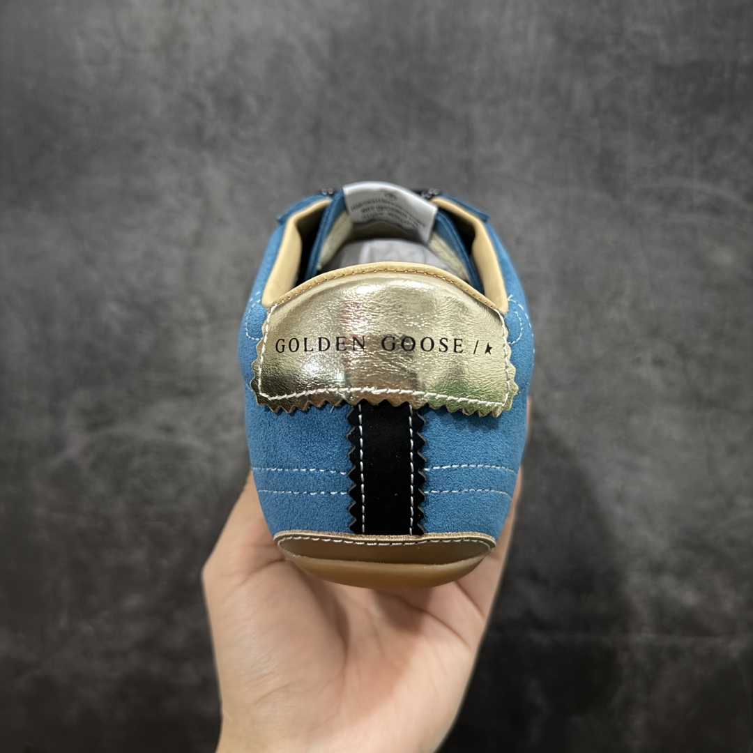 图片[4]-【莞产纯原版】Golden Goose True Star 25s最新款 易烊千玺 萱美 王一博 朱亚文同款鞋 小红书爆款鞋 采用进口牛皮羊皮内里 舒适感爆满 ✅ Golden Goose True Star「为叛逆而生」的鞋履，其价值不仅在于材质与工艺，更在于对主流审美规则的颠覆。它适合那些追求「非标准化时尚」、愿意为独特性支付溢价的消费者，尤其在潮流易逝的当下，其手工做旧设计反而赋予产品「反潮流」的永恒感。然而，对于务实型消费者而言，高昂的价格、小众的风格以及相对复杂的护理需求（如避免接触尖锐物体）可能使其性价比大打折扣。若将其视为「可穿戴的艺术品」，True Star 无疑是成功的；若以传统鞋履标准衡量，它则更像是一场关于时尚哲学的实验。#记录吧就现在 #goldengoose #易烊千玺 #ggdb #宝藏男孩易烊千玺 #鞋控の日常 #潮流薯 #复古穿搭 尺码：35 36 37 38 39 40 41 42 43 44 45-选品中心