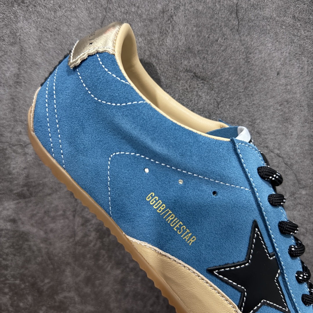 图片[7]-【莞产纯原版】Golden Goose True Star 25s最新款 易烊千玺 萱美 王一博 朱亚文同款鞋 小红书爆款鞋 采用进口牛皮羊皮内里 舒适感爆满 ✅ Golden Goose True Star「为叛逆而生」的鞋履，其价值不仅在于材质与工艺，更在于对主流审美规则的颠覆。它适合那些追求「非标准化时尚」、愿意为独特性支付溢价的消费者，尤其在潮流易逝的当下，其手工做旧设计反而赋予产品「反潮流」的永恒感。然而，对于务实型消费者而言，高昂的价格、小众的风格以及相对复杂的护理需求（如避免接触尖锐物体）可能使其性价比大打折扣。若将其视为「可穿戴的艺术品」，True Star 无疑是成功的；若以传统鞋履标准衡量，它则更像是一场关于时尚哲学的实验。#记录吧就现在 #goldengoose #易烊千玺 #ggdb #宝藏男孩易烊千玺 #鞋控の日常 #潮流薯 #复古穿搭 尺码：35 36 37 38 39 40 41 42 43 44 45-选品中心