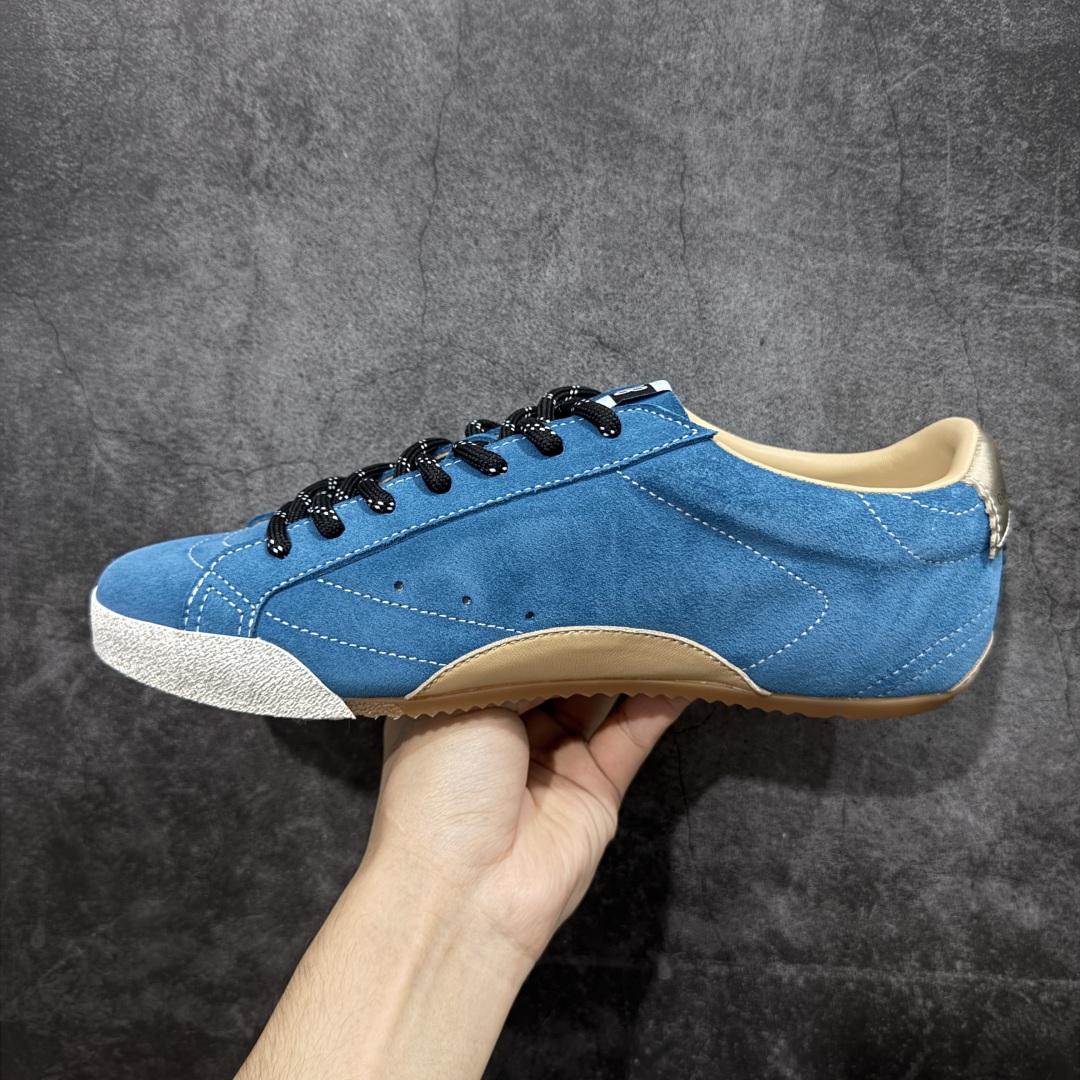 图片[2]-【莞产纯原版】Golden Goose True Star 25s最新款 易烊千玺 萱美 王一博 朱亚文同款鞋 小红书爆款鞋 采用进口牛皮羊皮内里 舒适感爆满 ✅ Golden Goose True Star「为叛逆而生」的鞋履，其价值不仅在于材质与工艺，更在于对主流审美规则的颠覆。它适合那些追求「非标准化时尚」、愿意为独特性支付溢价的消费者，尤其在潮流易逝的当下，其手工做旧设计反而赋予产品「反潮流」的永恒感。然而，对于务实型消费者而言，高昂的价格、小众的风格以及相对复杂的护理需求（如避免接触尖锐物体）可能使其性价比大打折扣。若将其视为「可穿戴的艺术品」，True Star 无疑是成功的；若以传统鞋履标准衡量，它则更像是一场关于时尚哲学的实验。#记录吧就现在 #goldengoose #易烊千玺 #ggdb #宝藏男孩易烊千玺 #鞋控の日常 #潮流薯 #复古穿搭 尺码：35 36 37 38 39 40 41 42 43 44 45-选品中心