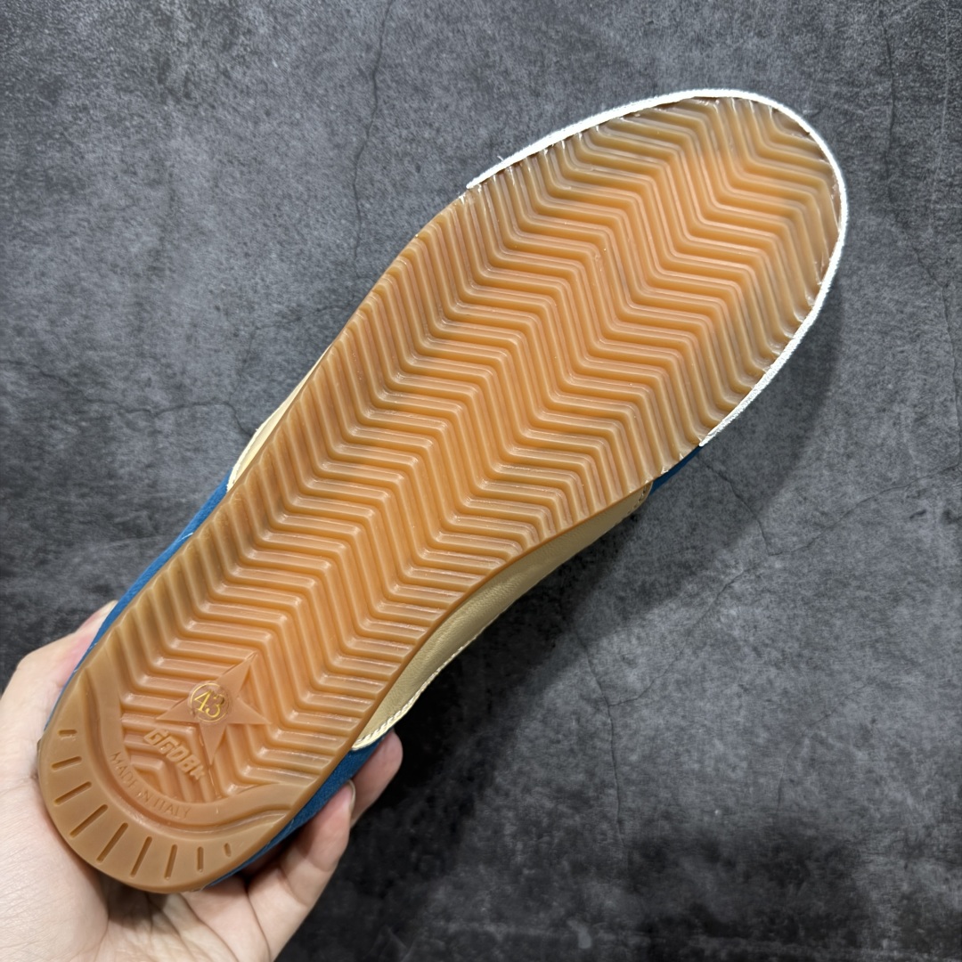 图片[9]-【莞产纯原版】Golden Goose True Star 25s最新款 易烊千玺 萱美 王一博 朱亚文同款鞋 小红书爆款鞋 采用进口牛皮羊皮内里 舒适感爆满 ✅ Golden Goose True Star「为叛逆而生」的鞋履，其价值不仅在于材质与工艺，更在于对主流审美规则的颠覆。它适合那些追求「非标准化时尚」、愿意为独特性支付溢价的消费者，尤其在潮流易逝的当下，其手工做旧设计反而赋予产品「反潮流」的永恒感。然而，对于务实型消费者而言，高昂的价格、小众的风格以及相对复杂的护理需求（如避免接触尖锐物体）可能使其性价比大打折扣。若将其视为「可穿戴的艺术品」，True Star 无疑是成功的；若以传统鞋履标准衡量，它则更像是一场关于时尚哲学的实验。#记录吧就现在 #goldengoose #易烊千玺 #ggdb #宝藏男孩易烊千玺 #鞋控の日常 #潮流薯 #复古穿搭 尺码：35 36 37 38 39 40 41 42 43 44 45-选品中心