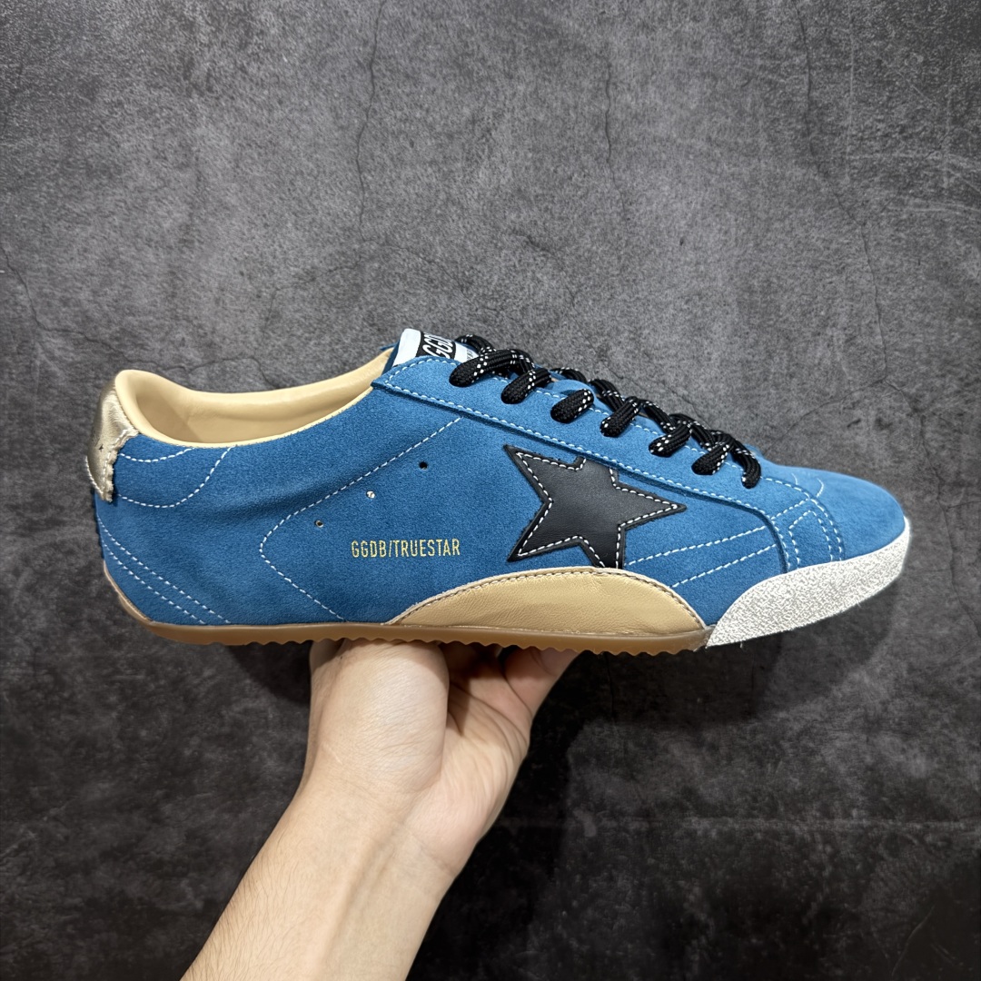 【莞产纯原版】Golden Goose True Star 25s最新款 易烊千玺 萱美 王一博 朱亚文同款鞋 小红书爆款鞋 采用进口牛皮羊皮内里 舒适感爆满 ✅ Golden Goose True Star「为叛逆而生」的鞋履，其价值不仅在于材质与工艺，更在于对主流审美规则的颠覆。它适合那些追求「非标准化时尚」、愿意为独特性支付溢价的消费者，尤其在潮流易逝的当下，其手工做旧设计反而赋予产品「反潮流」的永恒感。然而，对于务实型消费者而言，高昂的价格、小众的风格以及相对复杂的护理需求（如避免接触尖锐物体）可能使其性价比大打折扣。若将其视为「可穿戴的艺术品」，True Star 无疑是成功的；若以传统鞋履标准衡量，它则更像是一场关于时尚哲学的实验。#记录吧就现在 #goldengoose #易烊千玺 #ggdb #宝藏男孩易烊千玺 #鞋控の日常 #潮流薯 #复古穿搭 尺码：35 36 37 38 39 40 41 42 43 44 45-选品中心