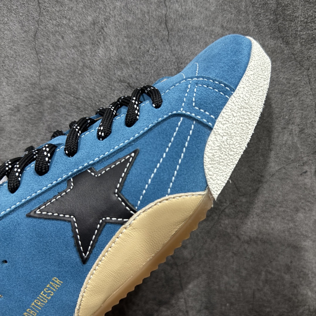 图片[6]-【莞产纯原版】Golden Goose True Star 25s最新款 易烊千玺 萱美 王一博 朱亚文同款鞋 小红书爆款鞋 采用进口牛皮羊皮内里 舒适感爆满 ✅ Golden Goose True Star「为叛逆而生」的鞋履，其价值不仅在于材质与工艺，更在于对主流审美规则的颠覆。它适合那些追求「非标准化时尚」、愿意为独特性支付溢价的消费者，尤其在潮流易逝的当下，其手工做旧设计反而赋予产品「反潮流」的永恒感。然而，对于务实型消费者而言，高昂的价格、小众的风格以及相对复杂的护理需求（如避免接触尖锐物体）可能使其性价比大打折扣。若将其视为「可穿戴的艺术品」，True Star 无疑是成功的；若以传统鞋履标准衡量，它则更像是一场关于时尚哲学的实验。#记录吧就现在 #goldengoose #易烊千玺 #ggdb #宝藏男孩易烊千玺 #鞋控の日常 #潮流薯 #复古穿搭 尺码：35 36 37 38 39 40 41 42 43 44 45-选品中心