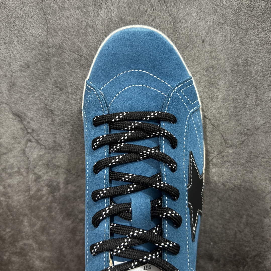 图片[5]-【莞产纯原版】Golden Goose True Star 25s最新款 易烊千玺 萱美 王一博 朱亚文同款鞋 小红书爆款鞋 采用进口牛皮羊皮内里 舒适感爆满 ✅ Golden Goose True Star「为叛逆而生」的鞋履，其价值不仅在于材质与工艺，更在于对主流审美规则的颠覆。它适合那些追求「非标准化时尚」、愿意为独特性支付溢价的消费者，尤其在潮流易逝的当下，其手工做旧设计反而赋予产品「反潮流」的永恒感。然而，对于务实型消费者而言，高昂的价格、小众的风格以及相对复杂的护理需求（如避免接触尖锐物体）可能使其性价比大打折扣。若将其视为「可穿戴的艺术品」，True Star 无疑是成功的；若以传统鞋履标准衡量，它则更像是一场关于时尚哲学的实验。#记录吧就现在 #goldengoose #易烊千玺 #ggdb #宝藏男孩易烊千玺 #鞋控の日常 #潮流薯 #复古穿搭 尺码：35 36 37 38 39 40 41 42 43 44 45-选品中心