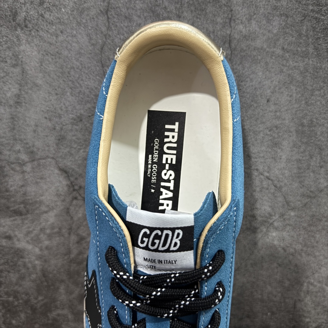 图片[8]-【莞产纯原版】Golden Goose True Star 25s最新款 易烊千玺 萱美 王一博 朱亚文同款鞋 小红书爆款鞋 采用进口牛皮羊皮内里 舒适感爆满 ✅ Golden Goose True Star「为叛逆而生」的鞋履，其价值不仅在于材质与工艺，更在于对主流审美规则的颠覆。它适合那些追求「非标准化时尚」、愿意为独特性支付溢价的消费者，尤其在潮流易逝的当下，其手工做旧设计反而赋予产品「反潮流」的永恒感。然而，对于务实型消费者而言，高昂的价格、小众的风格以及相对复杂的护理需求（如避免接触尖锐物体）可能使其性价比大打折扣。若将其视为「可穿戴的艺术品」，True Star 无疑是成功的；若以传统鞋履标准衡量，它则更像是一场关于时尚哲学的实验。#记录吧就现在 #goldengoose #易烊千玺 #ggdb #宝藏男孩易烊千玺 #鞋控の日常 #潮流薯 #复古穿搭 尺码：35 36 37 38 39 40 41 42 43 44 45-选品中心