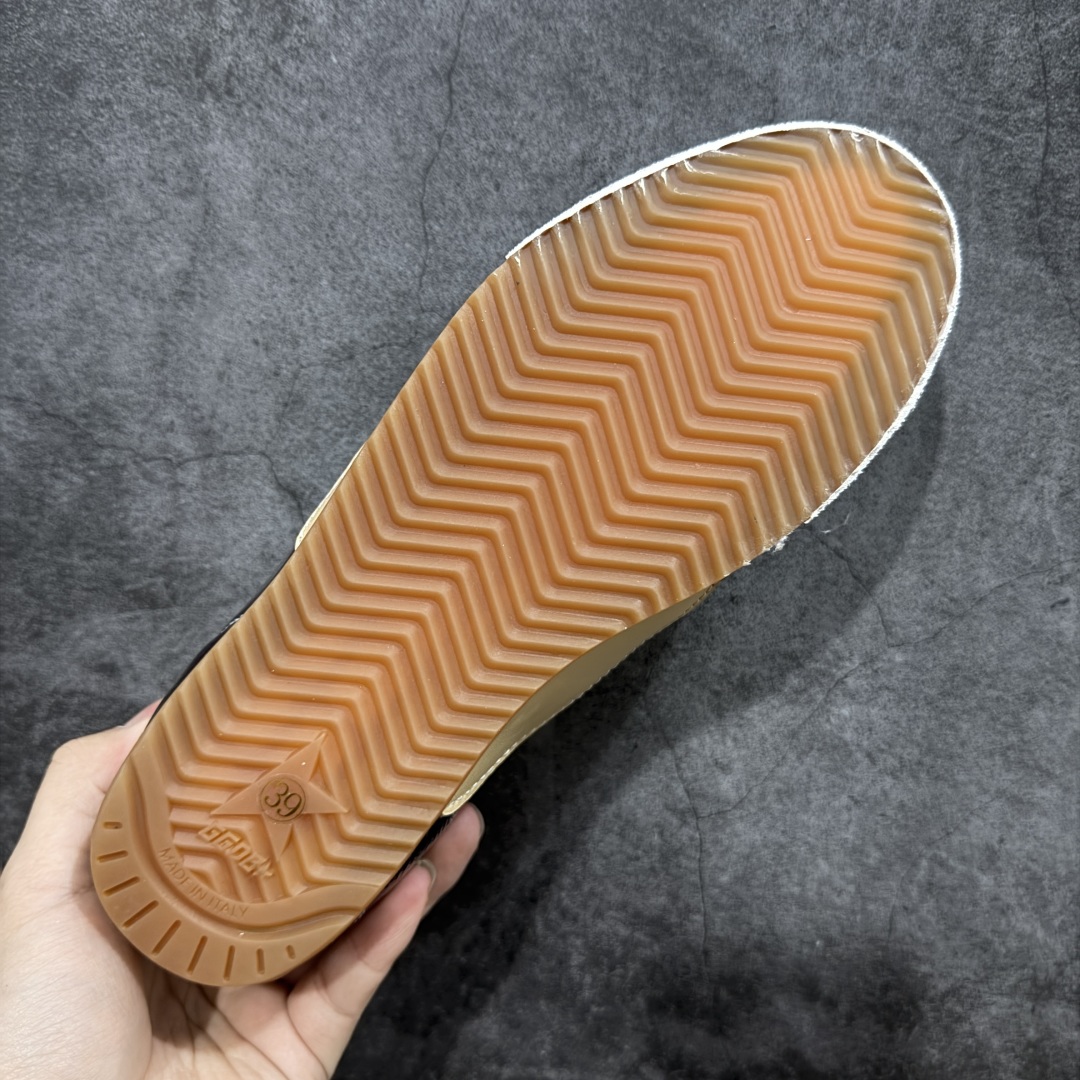 图片[9]-【莞产纯原版】Golden Goose True Star 25s最新款 易烊千玺 萱美 王一博 朱亚文同款鞋 小红书爆款鞋 采用进口牛皮羊皮内里 舒适感爆满 ✅ Golden Goose True Star「为叛逆而生」的鞋履，其价值不仅在于材质与工艺，更在于对主流审美规则的颠覆。它适合那些追求「非标准化时尚」、愿意为独特性支付溢价的消费者，尤其在潮流易逝的当下，其手工做旧设计反而赋予产品「反潮流」的永恒感。然而，对于务实型消费者而言，高昂的价格、小众的风格以及相对复杂的护理需求（如避免接触尖锐物体）可能使其性价比大打折扣。若将其视为「可穿戴的艺术品」，True Star 无疑是成功的；若以传统鞋履标准衡量，它则更像是一场关于时尚哲学的实验。#记录吧就现在 #goldengoose #易烊千玺 #ggdb #宝藏男孩易烊千玺 #鞋控の日常 #潮流薯 #复古穿搭 尺码：35 36 37 38 39 40 41 42 43 44 45-选品中心