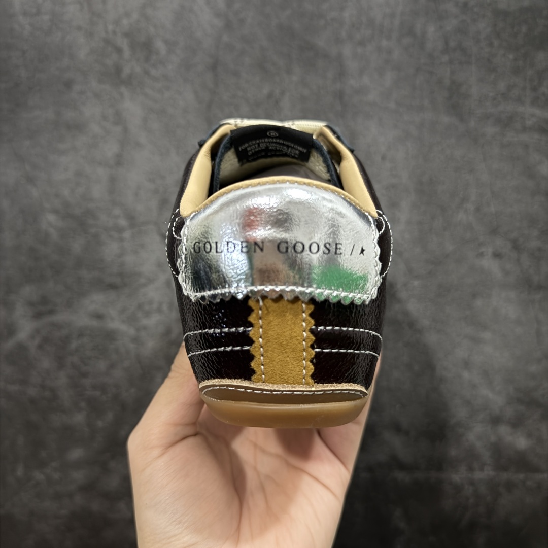 图片[4]-【莞产纯原版】Golden Goose True Star 25s最新款 易烊千玺 萱美 王一博 朱亚文同款鞋 小红书爆款鞋 采用进口牛皮羊皮内里 舒适感爆满 ✅ Golden Goose True Star「为叛逆而生」的鞋履，其价值不仅在于材质与工艺，更在于对主流审美规则的颠覆。它适合那些追求「非标准化时尚」、愿意为独特性支付溢价的消费者，尤其在潮流易逝的当下，其手工做旧设计反而赋予产品「反潮流」的永恒感。然而，对于务实型消费者而言，高昂的价格、小众的风格以及相对复杂的护理需求（如避免接触尖锐物体）可能使其性价比大打折扣。若将其视为「可穿戴的艺术品」，True Star 无疑是成功的；若以传统鞋履标准衡量，它则更像是一场关于时尚哲学的实验。#记录吧就现在 #goldengoose #易烊千玺 #ggdb #宝藏男孩易烊千玺 #鞋控の日常 #潮流薯 #复古穿搭 尺码：35 36 37 38 39 40 41 42 43 44 45-选品中心