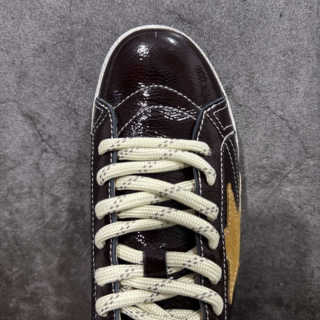 图片[5]-【莞产纯原版】Golden Goose True Star 25s最新款 易烊千玺 萱美 王一博 朱亚文同款鞋 小红书爆款鞋 采用进口牛皮羊皮内里 舒适感爆满 ✅ Golden Goose True Star「为叛逆而生」的鞋履，其价值不仅在于材质与工艺，更在于对主流审美规则的颠覆。它适合那些追求「非标准化时尚」、愿意为独特性支付溢价的消费者，尤其在潮流易逝的当下，其手工做旧设计反而赋予产品「反潮流」的永恒感。然而，对于务实型消费者而言，高昂的价格、小众的风格以及相对复杂的护理需求（如避免接触尖锐物体）可能使其性价比大打折扣。若将其视为「可穿戴的艺术品」，True Star 无疑是成功的；若以传统鞋履标准衡量，它则更像是一场关于时尚哲学的实验。#记录吧就现在 #goldengoose #易烊千玺 #ggdb #宝藏男孩易烊千玺 #鞋控の日常 #潮流薯 #复古穿搭 尺码：35 36 37 38 39 40 41 42 43 44 45-选品中心