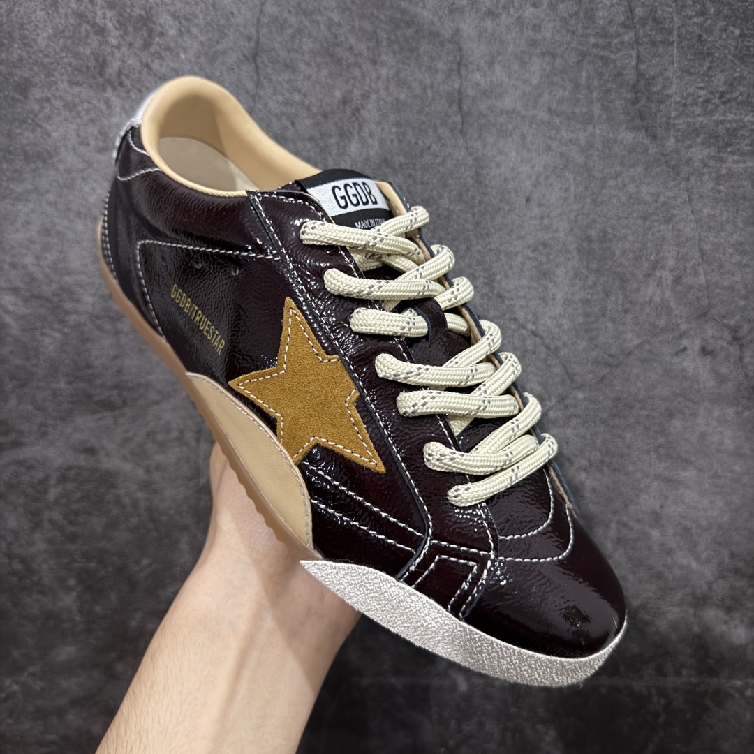 图片[3]-【莞产纯原版】Golden Goose True Star 25s最新款 易烊千玺 萱美 王一博 朱亚文同款鞋 小红书爆款鞋 采用进口牛皮羊皮内里 舒适感爆满 ✅ Golden Goose True Star「为叛逆而生」的鞋履，其价值不仅在于材质与工艺，更在于对主流审美规则的颠覆。它适合那些追求「非标准化时尚」、愿意为独特性支付溢价的消费者，尤其在潮流易逝的当下，其手工做旧设计反而赋予产品「反潮流」的永恒感。然而，对于务实型消费者而言，高昂的价格、小众的风格以及相对复杂的护理需求（如避免接触尖锐物体）可能使其性价比大打折扣。若将其视为「可穿戴的艺术品」，True Star 无疑是成功的；若以传统鞋履标准衡量，它则更像是一场关于时尚哲学的实验。#记录吧就现在 #goldengoose #易烊千玺 #ggdb #宝藏男孩易烊千玺 #鞋控の日常 #潮流薯 #复古穿搭 尺码：35 36 37 38 39 40 41 42 43 44 45-选品中心