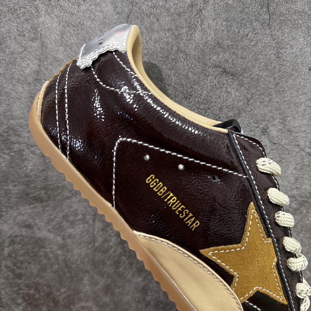 图片[7]-【莞产纯原版】Golden Goose True Star 25s最新款 易烊千玺 萱美 王一博 朱亚文同款鞋 小红书爆款鞋 采用进口牛皮羊皮内里 舒适感爆满 ✅ Golden Goose True Star「为叛逆而生」的鞋履，其价值不仅在于材质与工艺，更在于对主流审美规则的颠覆。它适合那些追求「非标准化时尚」、愿意为独特性支付溢价的消费者，尤其在潮流易逝的当下，其手工做旧设计反而赋予产品「反潮流」的永恒感。然而，对于务实型消费者而言，高昂的价格、小众的风格以及相对复杂的护理需求（如避免接触尖锐物体）可能使其性价比大打折扣。若将其视为「可穿戴的艺术品」，True Star 无疑是成功的；若以传统鞋履标准衡量，它则更像是一场关于时尚哲学的实验。#记录吧就现在 #goldengoose #易烊千玺 #ggdb #宝藏男孩易烊千玺 #鞋控の日常 #潮流薯 #复古穿搭 尺码：35 36 37 38 39 40 41 42 43 44 45-选品中心