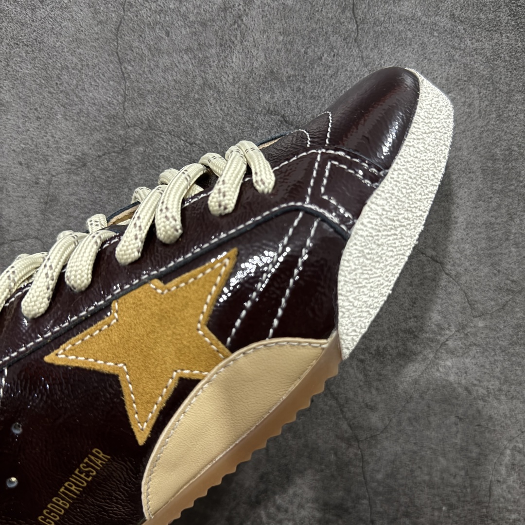 图片[6]-【莞产纯原版】Golden Goose True Star 25s最新款 易烊千玺 萱美 王一博 朱亚文同款鞋 小红书爆款鞋 采用进口牛皮羊皮内里 舒适感爆满 ✅ Golden Goose True Star「为叛逆而生」的鞋履，其价值不仅在于材质与工艺，更在于对主流审美规则的颠覆。它适合那些追求「非标准化时尚」、愿意为独特性支付溢价的消费者，尤其在潮流易逝的当下，其手工做旧设计反而赋予产品「反潮流」的永恒感。然而，对于务实型消费者而言，高昂的价格、小众的风格以及相对复杂的护理需求（如避免接触尖锐物体）可能使其性价比大打折扣。若将其视为「可穿戴的艺术品」，True Star 无疑是成功的；若以传统鞋履标准衡量，它则更像是一场关于时尚哲学的实验。#记录吧就现在 #goldengoose #易烊千玺 #ggdb #宝藏男孩易烊千玺 #鞋控の日常 #潮流薯 #复古穿搭 尺码：35 36 37 38 39 40 41 42 43 44 45-选品中心