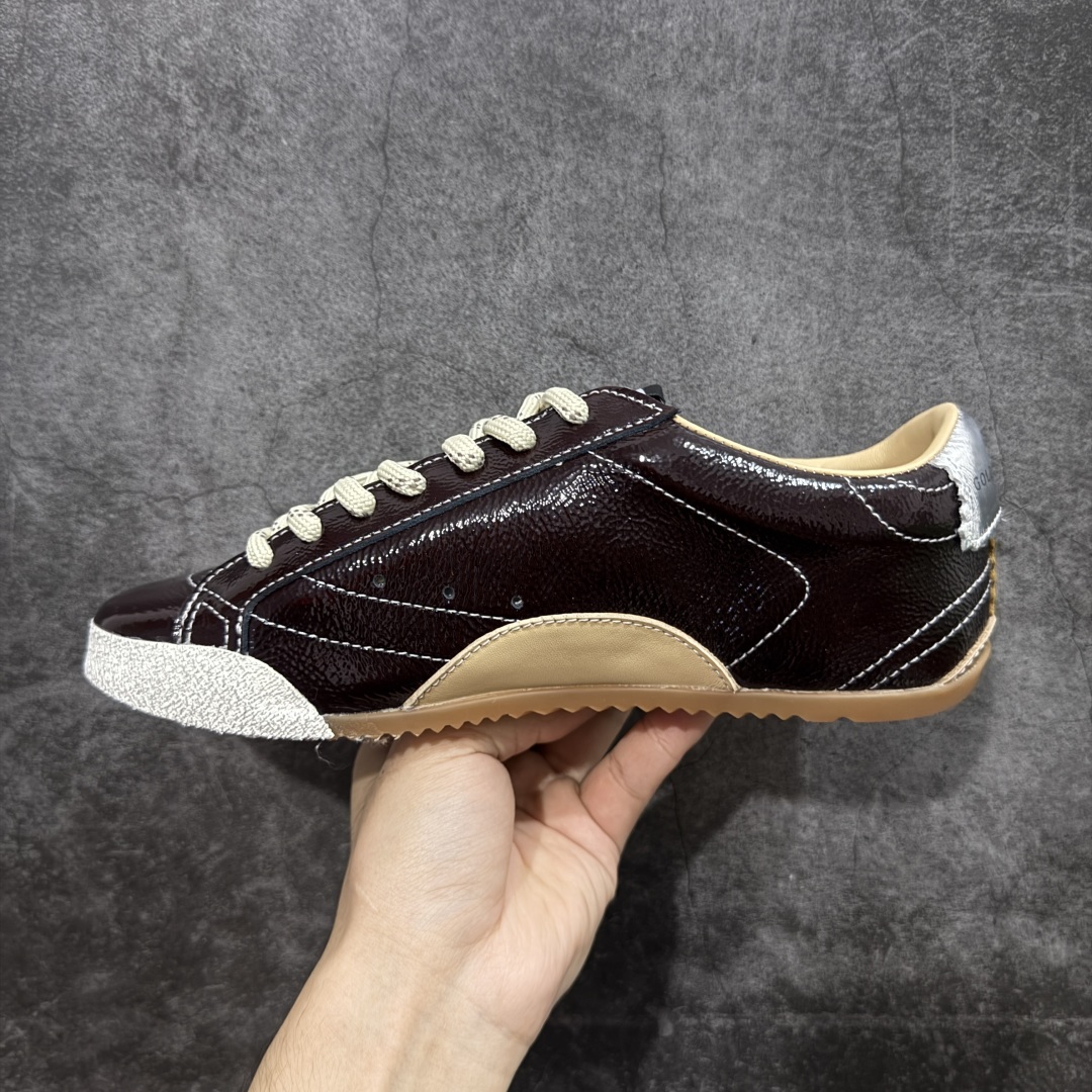 图片[2]-【莞产纯原版】Golden Goose True Star 25s最新款 易烊千玺 萱美 王一博 朱亚文同款鞋 小红书爆款鞋 采用进口牛皮羊皮内里 舒适感爆满 ✅ Golden Goose True Star「为叛逆而生」的鞋履，其价值不仅在于材质与工艺，更在于对主流审美规则的颠覆。它适合那些追求「非标准化时尚」、愿意为独特性支付溢价的消费者，尤其在潮流易逝的当下，其手工做旧设计反而赋予产品「反潮流」的永恒感。然而，对于务实型消费者而言，高昂的价格、小众的风格以及相对复杂的护理需求（如避免接触尖锐物体）可能使其性价比大打折扣。若将其视为「可穿戴的艺术品」，True Star 无疑是成功的；若以传统鞋履标准衡量，它则更像是一场关于时尚哲学的实验。#记录吧就现在 #goldengoose #易烊千玺 #ggdb #宝藏男孩易烊千玺 #鞋控の日常 #潮流薯 #复古穿搭 尺码：35 36 37 38 39 40 41 42 43 44 45-选品中心