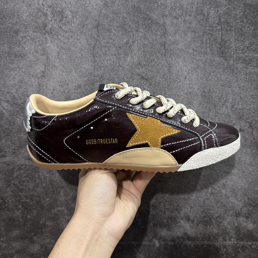 【莞产纯原版】Golden Goose True Star 25s最新款 易烊千玺 萱美 王一博 朱亚文同款鞋 小红书爆款鞋 采用进口牛皮羊皮内里 舒适感爆满 ✅ Golden Goose True Star「为叛逆而生」的鞋履，其价值不仅在于材质与工艺，更在于对主流审美规则的颠覆。它适合那些追求「非标准化时尚」、愿意为独特性支付溢价的消费者，尤其在潮流易逝的当下，其手工做旧设计反而赋予产品「反潮流」的永恒感。然而，对于务实型消费者而言，高昂的价格、小众的风格以及相对复杂的护理需求（如避免接触尖锐物体）可能使其性价比大打折扣。若将其视为「可穿戴的艺术品」，True Star 无疑是成功的；若以传统鞋履标准衡量，它则更像是一场关于时尚哲学的实验。#记录吧就现在 #goldengoose #易烊千玺 #ggdb #宝藏男孩易烊千玺 #鞋控の日常 #潮流薯 #复古穿搭 尺码：35 36 37 38 39 40 41 42 43 44 45-选品中心