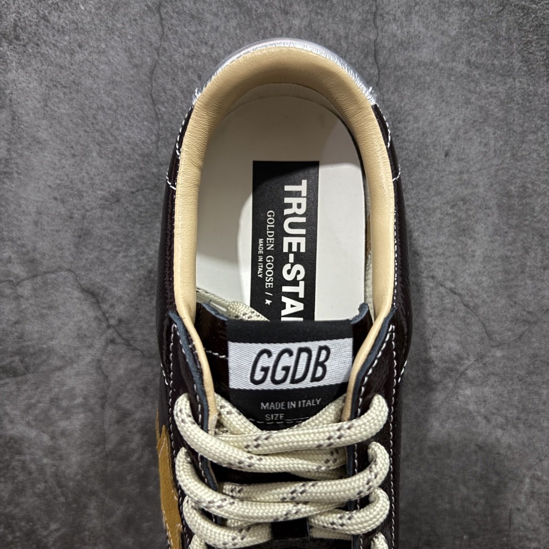 图片[8]-【莞产纯原版】Golden Goose True Star 25s最新款 易烊千玺 萱美 王一博 朱亚文同款鞋 小红书爆款鞋 采用进口牛皮羊皮内里 舒适感爆满 ✅ Golden Goose True Star「为叛逆而生」的鞋履，其价值不仅在于材质与工艺，更在于对主流审美规则的颠覆。它适合那些追求「非标准化时尚」、愿意为独特性支付溢价的消费者，尤其在潮流易逝的当下，其手工做旧设计反而赋予产品「反潮流」的永恒感。然而，对于务实型消费者而言，高昂的价格、小众的风格以及相对复杂的护理需求（如避免接触尖锐物体）可能使其性价比大打折扣。若将其视为「可穿戴的艺术品」，True Star 无疑是成功的；若以传统鞋履标准衡量，它则更像是一场关于时尚哲学的实验。#记录吧就现在 #goldengoose #易烊千玺 #ggdb #宝藏男孩易烊千玺 #鞋控の日常 #潮流薯 #复古穿搭 尺码：35 36 37 38 39 40 41 42 43 44 45-选品中心