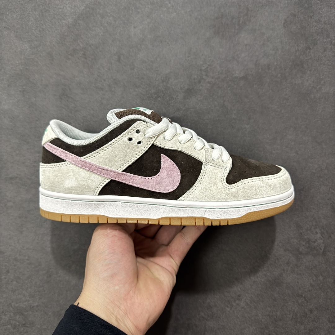 【定制版】Nike Dunk SB Low 耐克 SB 低帮 桃桃冷萃 男女同款 潮流百搭高街情侣低邦休闲板鞋 原鞋为Nike Dunk SB Low低帮板鞋男女同款蓝米绿，以冷萃咖啡为灵感，用酷炫棕色营造不一般的气质，搭配粉色桃桃极具潮流感与前卫感。 货号：HF3704-001 尺码： 36 36.5 37.5 38 38.5 39 40 40.5 41 42 42.5 43 44 44.5 45 46 编码：YBB260270-选品中心