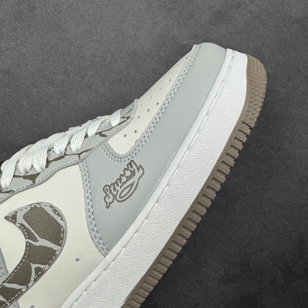 图片[5]-【定制版】Nike Air Force 1 \’07 Low 斯图西联名 空军一号 高端定制 低帮 运动鞋 休闲鞋 折边针车 工艺难度大 原楦头原纸板 原装鞋盒 定制五金配件 内置全掌气垫 原厂鞋底 货号：XJ9168-004 尺码：36 36.5 37.5 38 38.5 39 40 40.5 41 42 42.5 43 44 44.5 45-选品中心