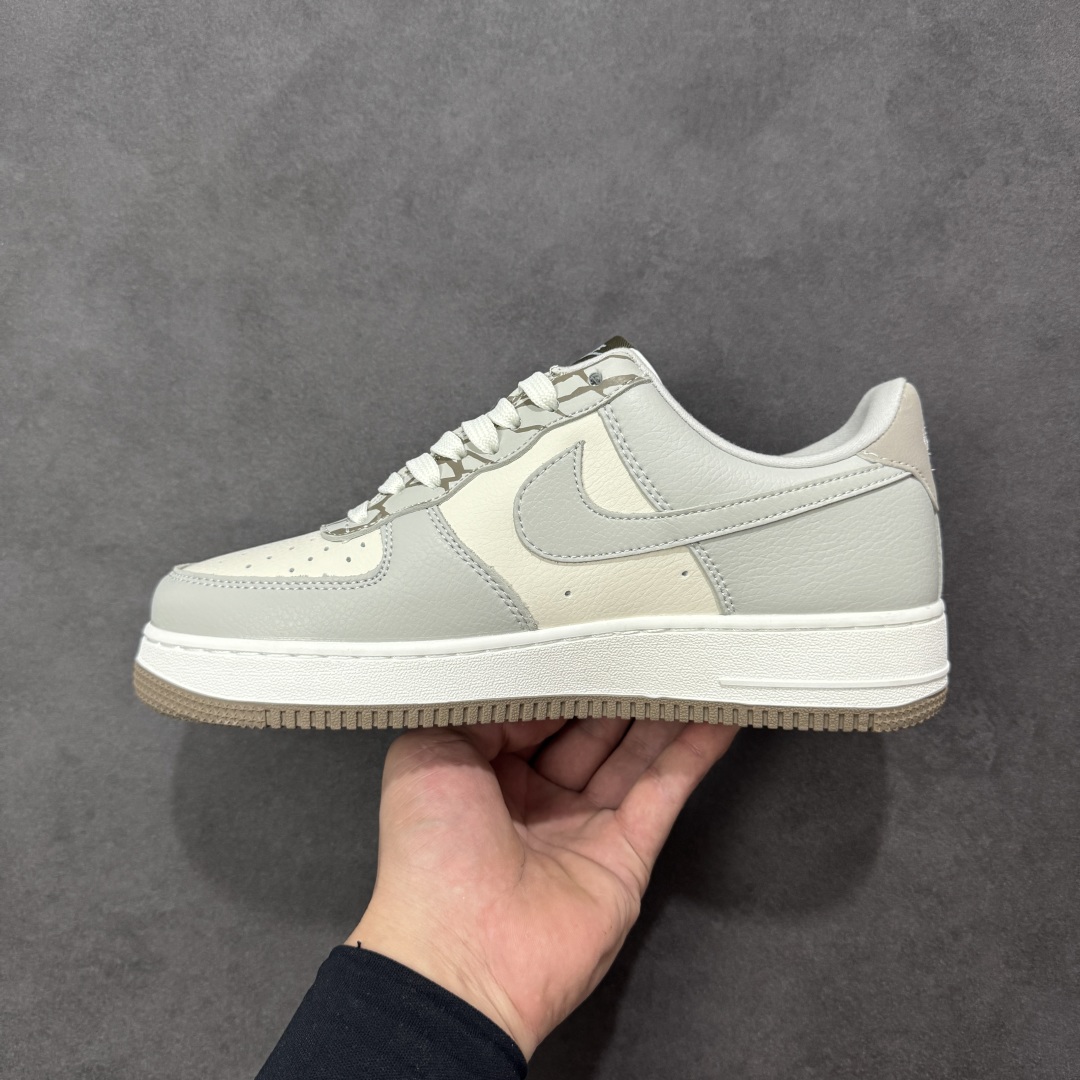 图片[2]-【定制版】Nike Air Force 1 \’07 Low 斯图西联名 空军一号 高端定制 低帮 运动鞋 休闲鞋 折边针车 工艺难度大 原楦头原纸板 原装鞋盒 定制五金配件 内置全掌气垫 原厂鞋底 货号：XJ9168-004 尺码：36 36.5 37.5 38 38.5 39 40 40.5 41 42 42.5 43 44 44.5 45-选品中心