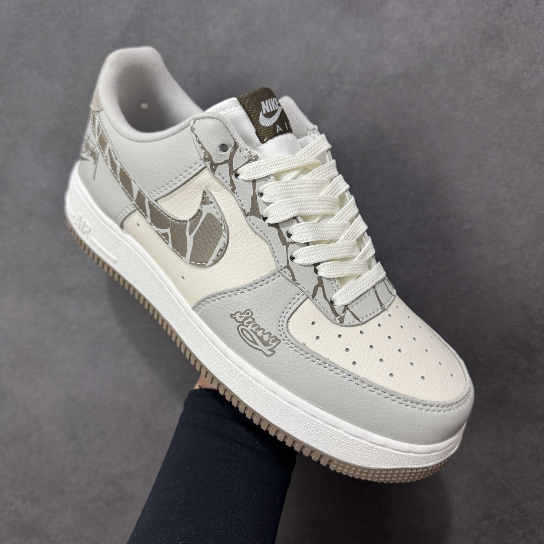 图片[3]-【定制版】Nike Air Force 1 \’07 Low 斯图西联名 空军一号 高端定制 低帮 运动鞋 休闲鞋 折边针车 工艺难度大 原楦头原纸板 原装鞋盒 定制五金配件 内置全掌气垫 原厂鞋底 货号：XJ9168-004 尺码：36 36.5 37.5 38 38.5 39 40 40.5 41 42 42.5 43 44 44.5 45-选品中心