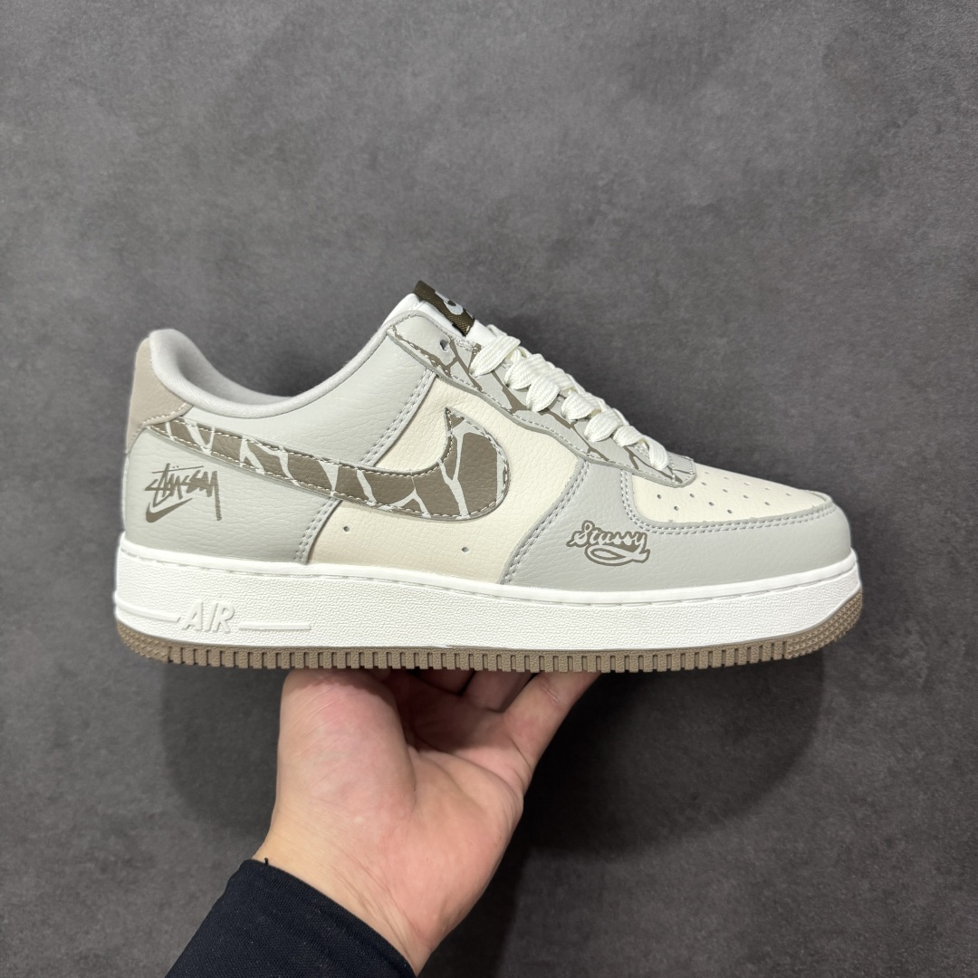 【定制版】Nike Air Force 1 \’07 Low 斯图西联名 空军一号 高端定制 低帮 运动鞋 休闲鞋 折边针车 工艺难度大 原楦头原纸板 原装鞋盒 定制五金配件 内置全掌气垫 原厂鞋底 货号：XJ9168-004 尺码：36 36.5 37.5 38 38.5 39 40 40.5 41 42 42.5 43 44 44.5 45-选品中心