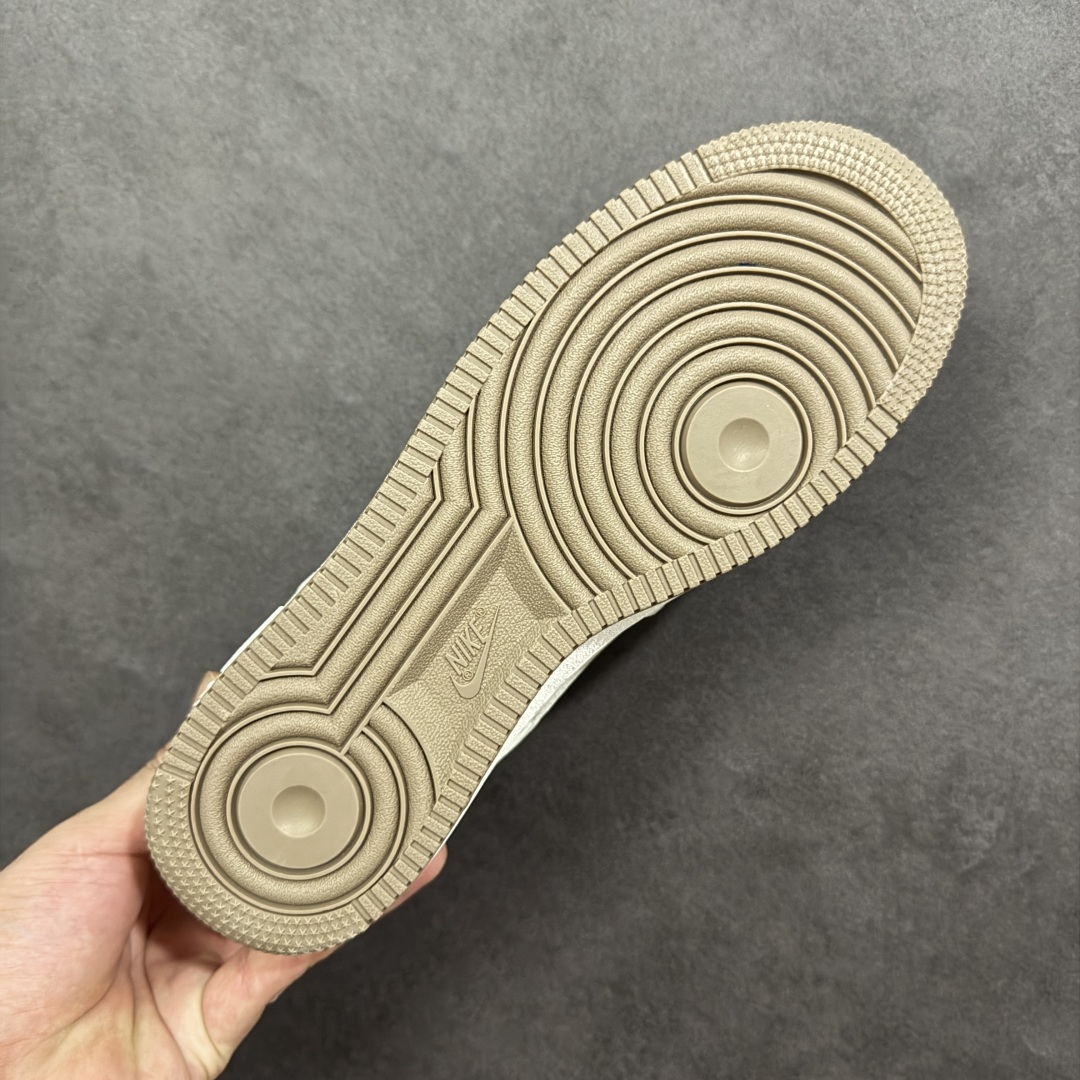 图片[9]-【定制版】Nike Air Force 1 \’07 Low 斯图西联名 空军一号 高端定制 低帮 运动鞋 休闲鞋 折边针车 工艺难度大 原楦头原纸板 原装鞋盒 定制五金配件 内置全掌气垫 原厂鞋底 货号：XJ9168-004 尺码：36 36.5 37.5 38 38.5 39 40 40.5 41 42 42.5 43 44 44.5 45-选品中心