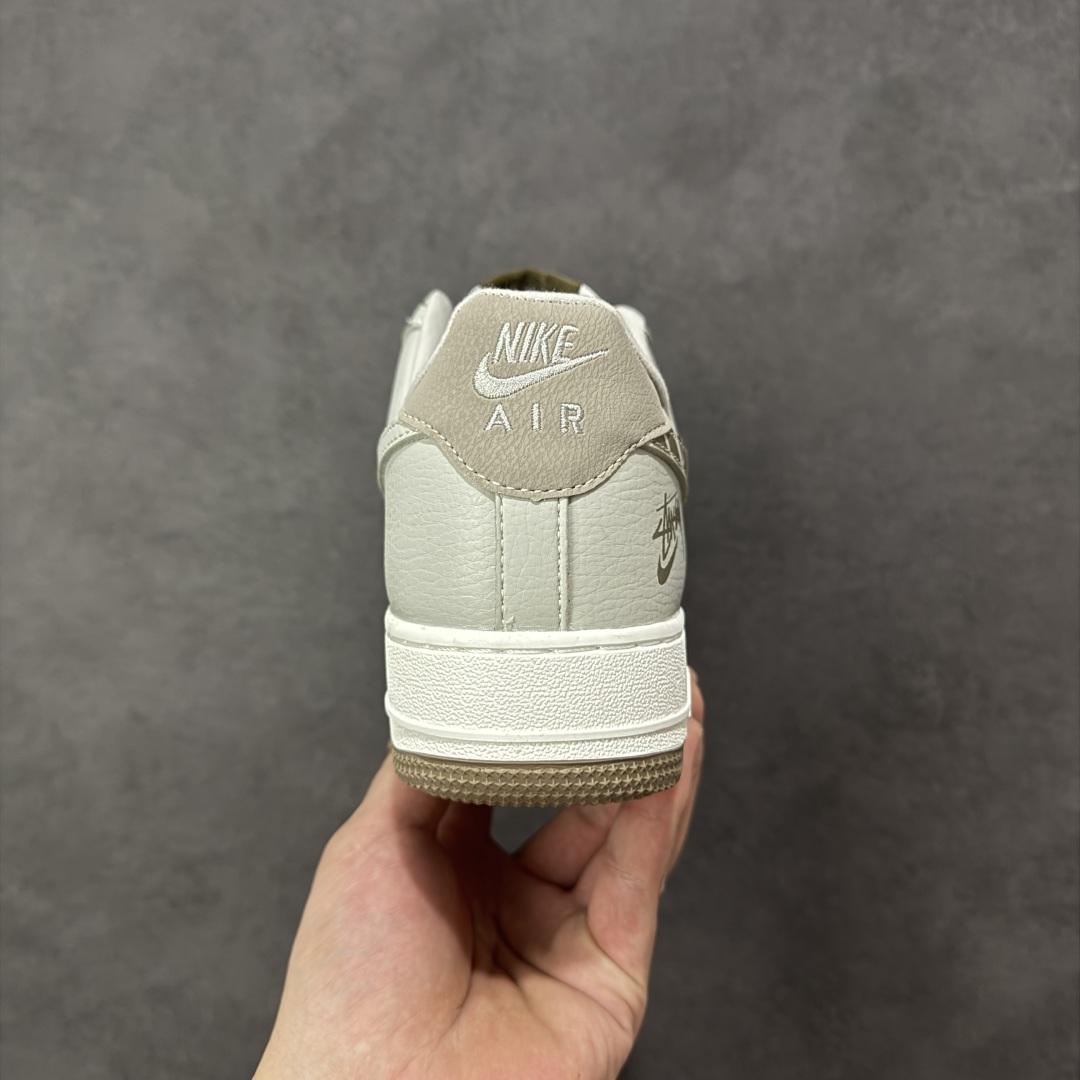 图片[4]-【定制版】Nike Air Force 1 \’07 Low 斯图西联名 空军一号 高端定制 低帮 运动鞋 休闲鞋 折边针车 工艺难度大 原楦头原纸板 原装鞋盒 定制五金配件 内置全掌气垫 原厂鞋底 货号：XJ9168-004 尺码：36 36.5 37.5 38 38.5 39 40 40.5 41 42 42.5 43 44 44.5 45-选品中心