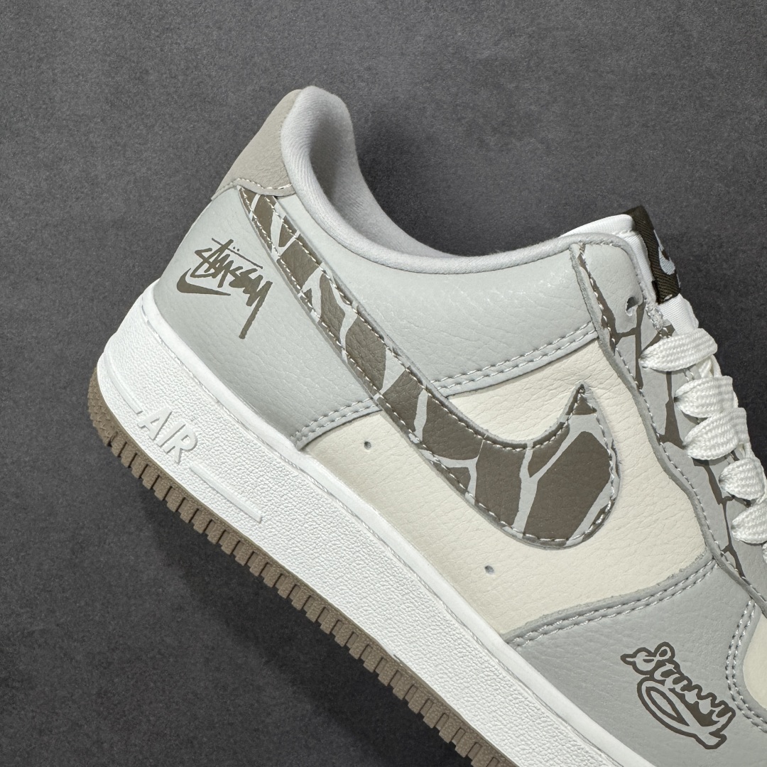图片[6]-【定制版】Nike Air Force 1 \’07 Low 斯图西联名 空军一号 高端定制 低帮 运动鞋 休闲鞋 折边针车 工艺难度大 原楦头原纸板 原装鞋盒 定制五金配件 内置全掌气垫 原厂鞋底 货号：XJ9168-004 尺码：36 36.5 37.5 38 38.5 39 40 40.5 41 42 42.5 43 44 44.5 45-选品中心