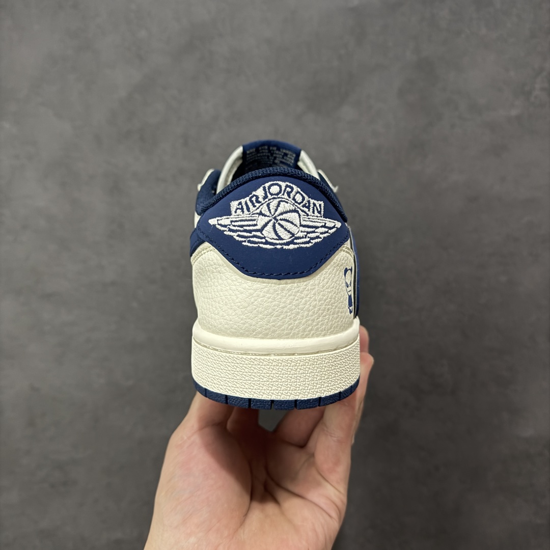 图片[4]-【定制版】PanDa x Travis Scott x Air Jordan 1 Low 熊猫 x AJ1 低帮 灰白蓝倒钩 AJ1 乔丹1代 aj1 乔1 低邦 白灰蓝倒勾联名 乔丹篮球鞋系列 鞋身整体以灰色麂皮打造 ，搭配米白色框架覆盖层，标志性的反钩Swoosh Logo采用蓝色呈现，内侧辅以蓝色Swoosh Logo点缀，鞋舌等多处TS标志性元素均得以保留；鞋舌上以熊猫图像呈现，鞋头处印有Hi Panda字样，后跟的Jack厂牌标志及Wings Logo采用白色缝线打造，后跟侧下方印有熊猫Logo图像，彰显联名身份；最后以米白色中底搭配白蓝橡胶外底完善整体设计收尾。 货号：XD0798-310 尺码：36 36.5 37.5 38 38.5 39 40 40.5 41 42 42.5 43 44 44.5 45 编码：HXSB330340-选品中心