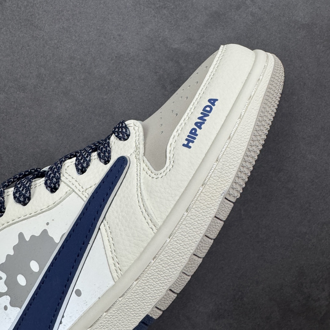 图片[5]-【定制版】PanDa x Travis Scott x Air Jordan 1 Low 熊猫 x AJ1 低帮 灰白蓝倒钩 AJ1 乔丹1代 aj1 乔1 低邦 白灰蓝倒勾联名 乔丹篮球鞋系列 鞋身整体以灰色麂皮打造 ，搭配米白色框架覆盖层，标志性的反钩Swoosh Logo采用蓝色呈现，内侧辅以蓝色Swoosh Logo点缀，鞋舌等多处TS标志性元素均得以保留；鞋舌上以熊猫图像呈现，鞋头处印有Hi Panda字样，后跟的Jack厂牌标志及Wings Logo采用白色缝线打造，后跟侧下方印有熊猫Logo图像，彰显联名身份；最后以米白色中底搭配白蓝橡胶外底完善整体设计收尾。 货号：XD0798-310 尺码：36 36.5 37.5 38 38.5 39 40 40.5 41 42 42.5 43 44 44.5 45 编码：HXSB330340-选品中心