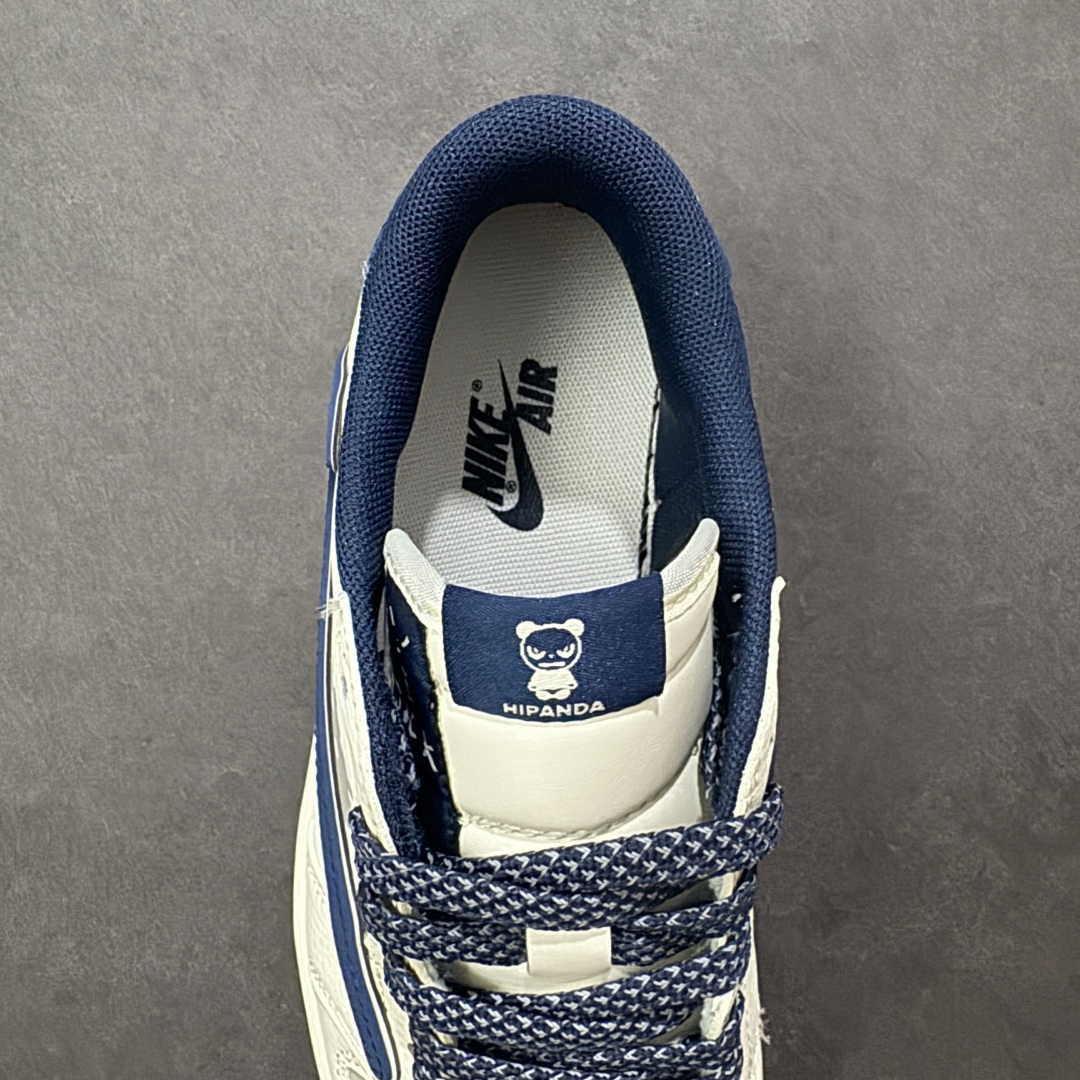 图片[7]-【定制版】PanDa x Travis Scott x Air Jordan 1 Low 熊猫 x AJ1 低帮 灰白蓝倒钩 AJ1 乔丹1代 aj1 乔1 低邦 白灰蓝倒勾联名 乔丹篮球鞋系列 鞋身整体以灰色麂皮打造 ，搭配米白色框架覆盖层，标志性的反钩Swoosh Logo采用蓝色呈现，内侧辅以蓝色Swoosh Logo点缀，鞋舌等多处TS标志性元素均得以保留；鞋舌上以熊猫图像呈现，鞋头处印有Hi Panda字样，后跟的Jack厂牌标志及Wings Logo采用白色缝线打造，后跟侧下方印有熊猫Logo图像，彰显联名身份；最后以米白色中底搭配白蓝橡胶外底完善整体设计收尾。 货号：XD0798-310 尺码：36 36.5 37.5 38 38.5 39 40 40.5 41 42 42.5 43 44 44.5 45 编码：HXSB330340-选品中心