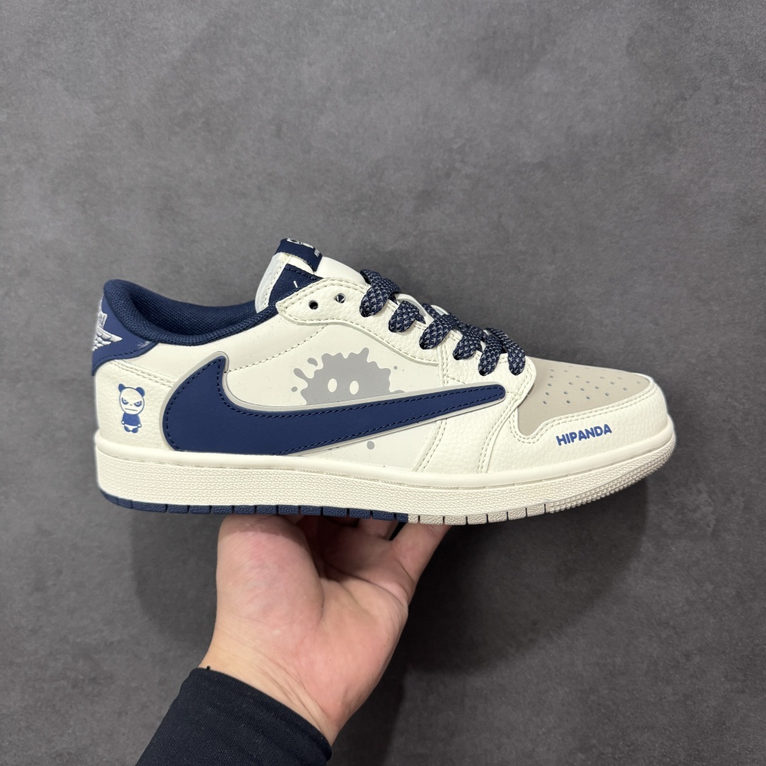 【定制版】PanDa x Travis Scott x Air Jordan 1 Low 熊猫 x AJ1 低帮 灰白蓝倒钩 AJ1 乔丹1代 aj1 乔1 低邦 白灰蓝倒勾联名 乔丹篮球鞋系列 鞋身整体以灰色麂皮打造 ，搭配米白色框架覆盖层，标志性的反钩Swoosh Logo采用蓝色呈现，内侧辅以蓝色Swoosh Logo点缀，鞋舌等多处TS标志性元素均得以保留；鞋舌上以熊猫图像呈现，鞋头处印有Hi Panda字样，后跟的Jack厂牌标志及Wings Logo采用白色缝线打造，后跟侧下方印有熊猫Logo图像，彰显联名身份；最后以米白色中底搭配白蓝橡胶外底完善整体设计收尾。 货号：XD0798-310 尺码：36 36.5 37.5 38 38.5 39 40 40.5 41 42 42.5 43 44 44.5 45 编码：HXSB330340-选品中心