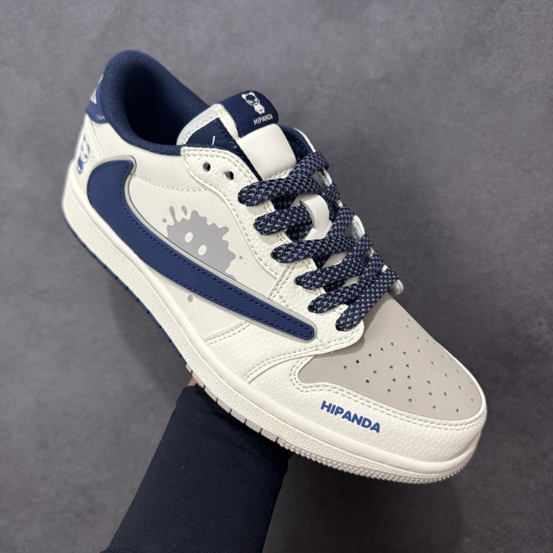 图片[3]-【定制版】PanDa x Travis Scott x Air Jordan 1 Low 熊猫 x AJ1 低帮 灰白蓝倒钩 AJ1 乔丹1代 aj1 乔1 低邦 白灰蓝倒勾联名 乔丹篮球鞋系列 鞋身整体以灰色麂皮打造 ，搭配米白色框架覆盖层，标志性的反钩Swoosh Logo采用蓝色呈现，内侧辅以蓝色Swoosh Logo点缀，鞋舌等多处TS标志性元素均得以保留；鞋舌上以熊猫图像呈现，鞋头处印有Hi Panda字样，后跟的Jack厂牌标志及Wings Logo采用白色缝线打造，后跟侧下方印有熊猫Logo图像，彰显联名身份；最后以米白色中底搭配白蓝橡胶外底完善整体设计收尾。 货号：XD0798-310 尺码：36 36.5 37.5 38 38.5 39 40 40.5 41 42 42.5 43 44 44.5 45 编码：HXSB330340-选品中心