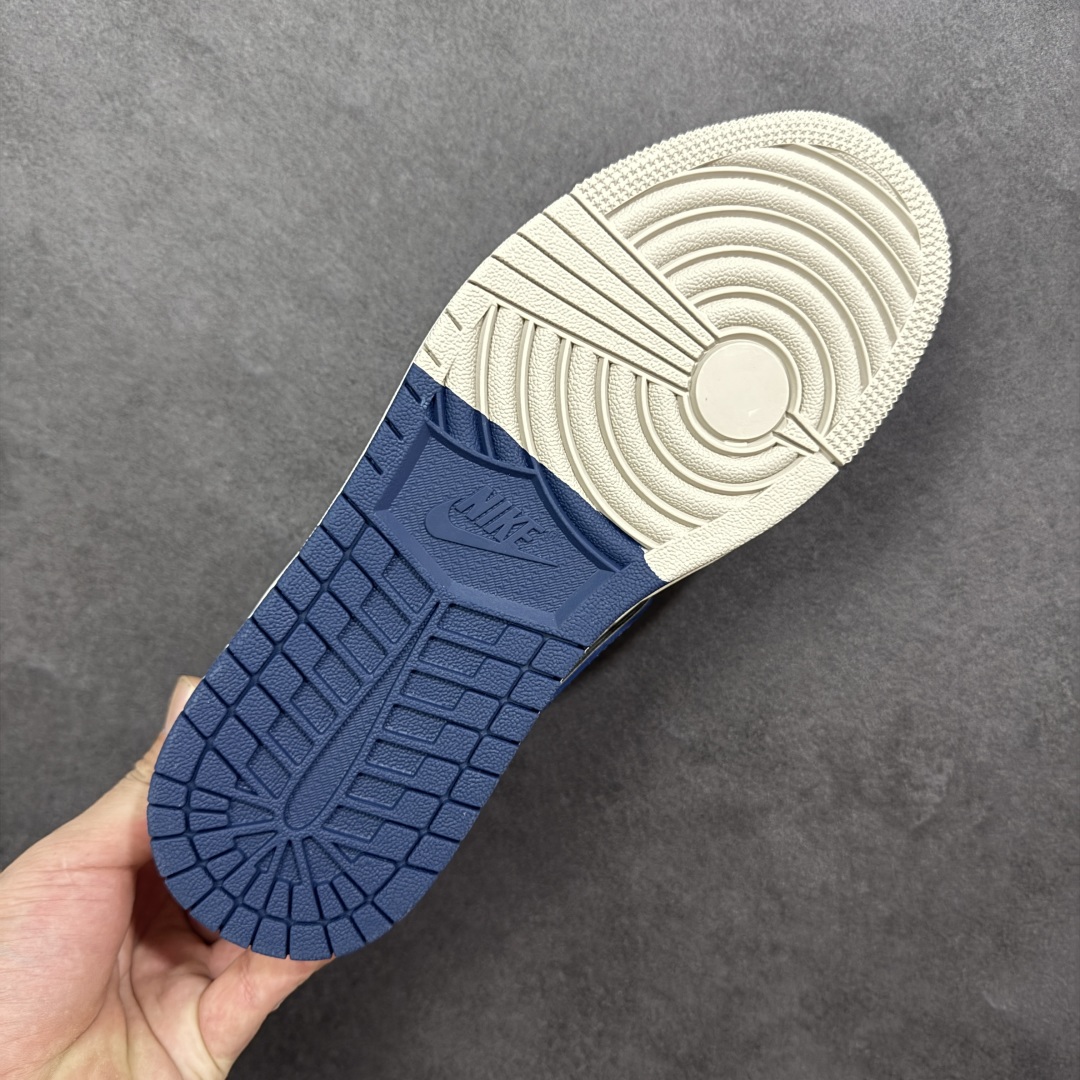 图片[9]-【定制版】PanDa x Travis Scott x Air Jordan 1 Low 熊猫 x AJ1 低帮 灰白蓝倒钩 AJ1 乔丹1代 aj1 乔1 低邦 白灰蓝倒勾联名 乔丹篮球鞋系列 鞋身整体以灰色麂皮打造 ，搭配米白色框架覆盖层，标志性的反钩Swoosh Logo采用蓝色呈现，内侧辅以蓝色Swoosh Logo点缀，鞋舌等多处TS标志性元素均得以保留；鞋舌上以熊猫图像呈现，鞋头处印有Hi Panda字样，后跟的Jack厂牌标志及Wings Logo采用白色缝线打造，后跟侧下方印有熊猫Logo图像，彰显联名身份；最后以米白色中底搭配白蓝橡胶外底完善整体设计收尾。 货号：XD0798-310 尺码：36 36.5 37.5 38 38.5 39 40 40.5 41 42 42.5 43 44 44.5 45 编码：HXSB330340-选品中心