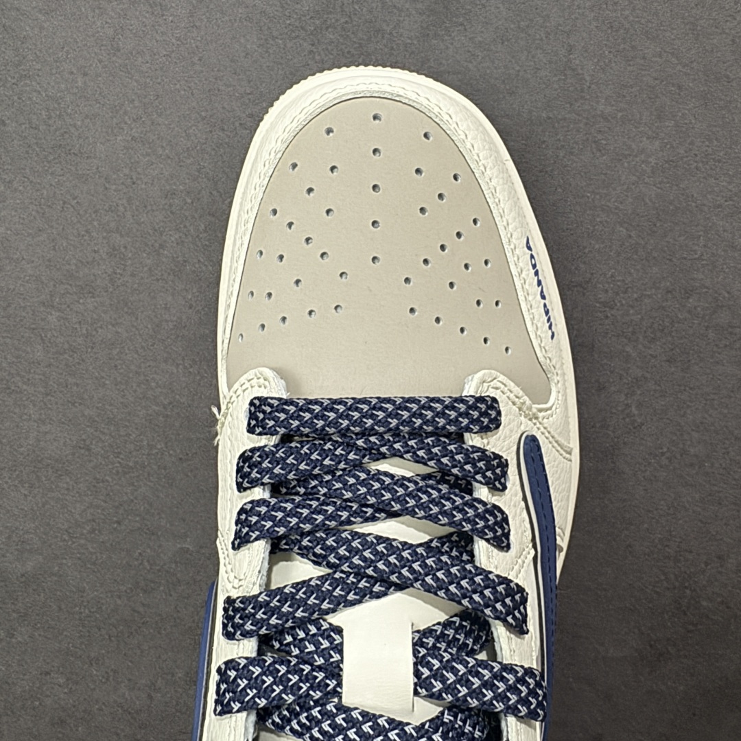 图片[8]-【定制版】PanDa x Travis Scott x Air Jordan 1 Low 熊猫 x AJ1 低帮 灰白蓝倒钩 AJ1 乔丹1代 aj1 乔1 低邦 白灰蓝倒勾联名 乔丹篮球鞋系列 鞋身整体以灰色麂皮打造 ，搭配米白色框架覆盖层，标志性的反钩Swoosh Logo采用蓝色呈现，内侧辅以蓝色Swoosh Logo点缀，鞋舌等多处TS标志性元素均得以保留；鞋舌上以熊猫图像呈现，鞋头处印有Hi Panda字样，后跟的Jack厂牌标志及Wings Logo采用白色缝线打造，后跟侧下方印有熊猫Logo图像，彰显联名身份；最后以米白色中底搭配白蓝橡胶外底完善整体设计收尾。 货号：XD0798-310 尺码：36 36.5 37.5 38 38.5 39 40 40.5 41 42 42.5 43 44 44.5 45 编码：HXSB330340-选品中心