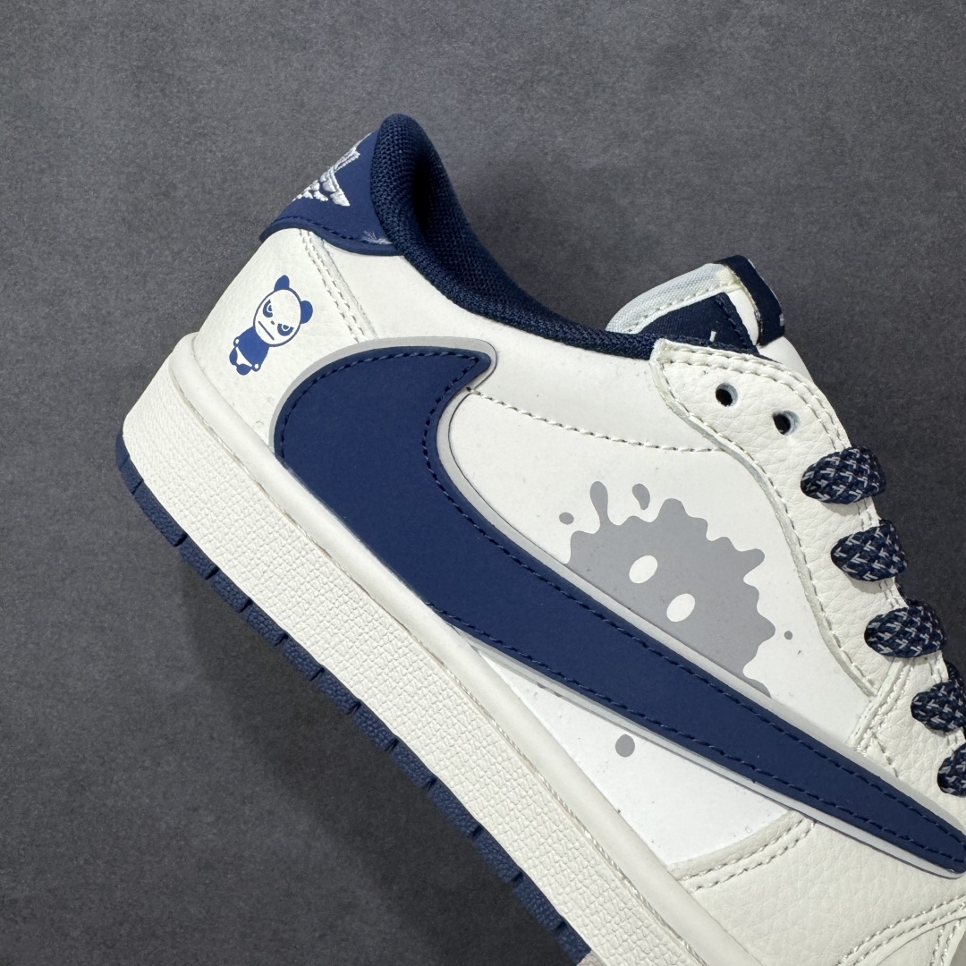 图片[6]-【定制版】PanDa x Travis Scott x Air Jordan 1 Low 熊猫 x AJ1 低帮 灰白蓝倒钩 AJ1 乔丹1代 aj1 乔1 低邦 白灰蓝倒勾联名 乔丹篮球鞋系列 鞋身整体以灰色麂皮打造 ，搭配米白色框架覆盖层，标志性的反钩Swoosh Logo采用蓝色呈现，内侧辅以蓝色Swoosh Logo点缀，鞋舌等多处TS标志性元素均得以保留；鞋舌上以熊猫图像呈现，鞋头处印有Hi Panda字样，后跟的Jack厂牌标志及Wings Logo采用白色缝线打造，后跟侧下方印有熊猫Logo图像，彰显联名身份；最后以米白色中底搭配白蓝橡胶外底完善整体设计收尾。 货号：XD0798-310 尺码：36 36.5 37.5 38 38.5 39 40 40.5 41 42 42.5 43 44 44.5 45 编码：HXSB330340-选品中心